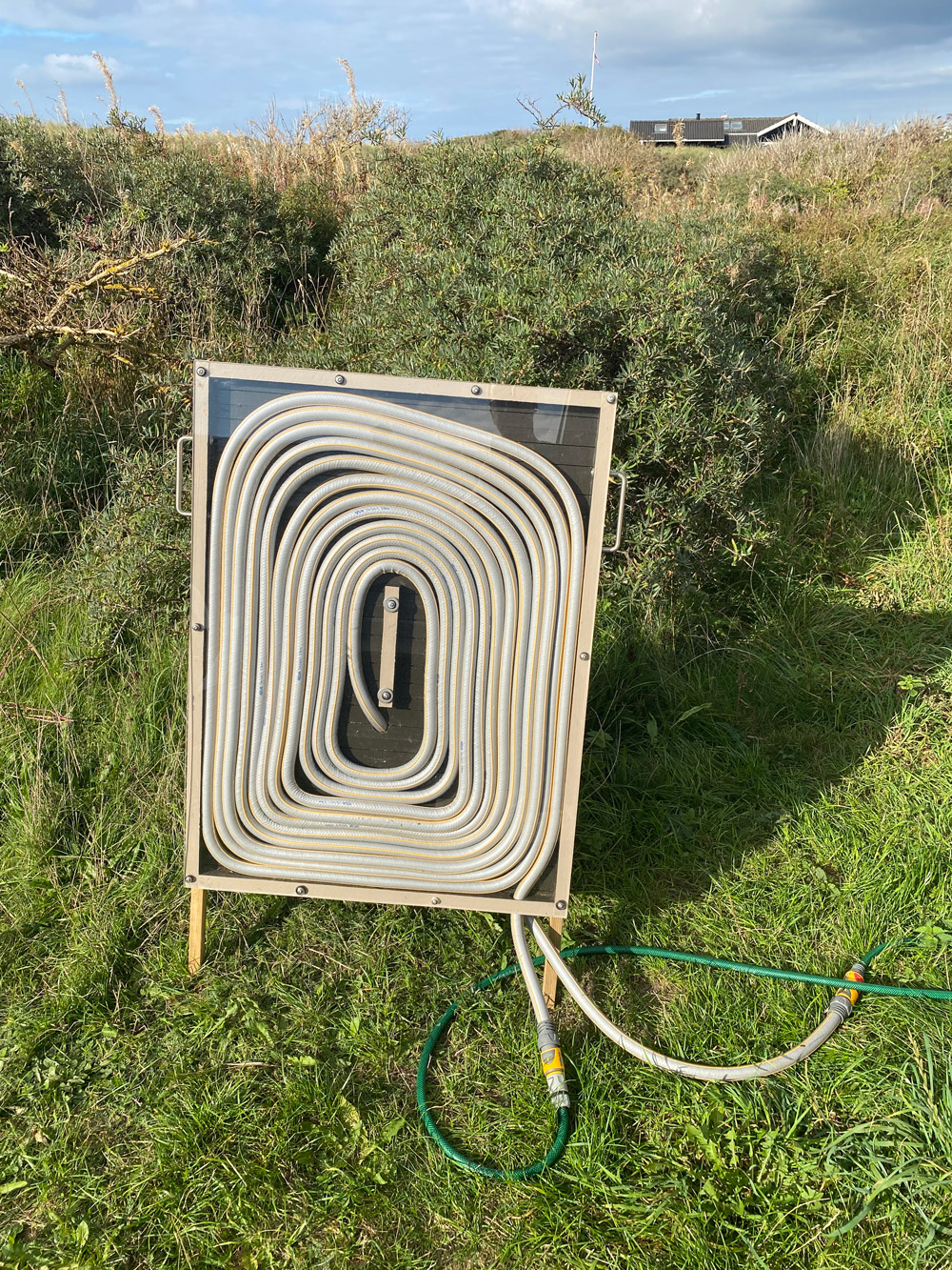 Kierrätysmateriaaleista rakennettu ulkosuihku aurinkolämmitteisellä vedellä