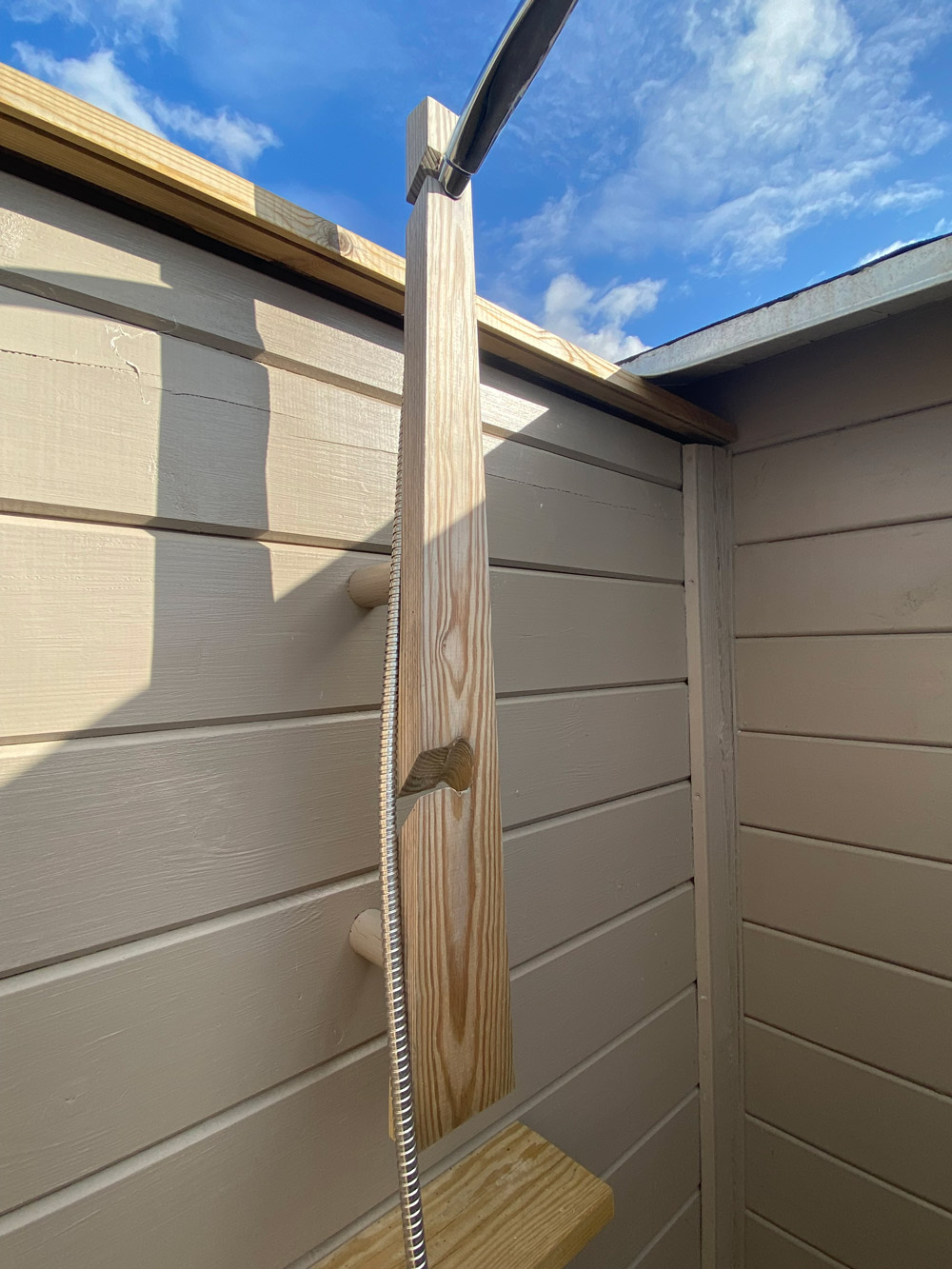 Kierrätysmateriaaleista rakennettu ulkosuihku aurinkolämmitteisellä vedellä