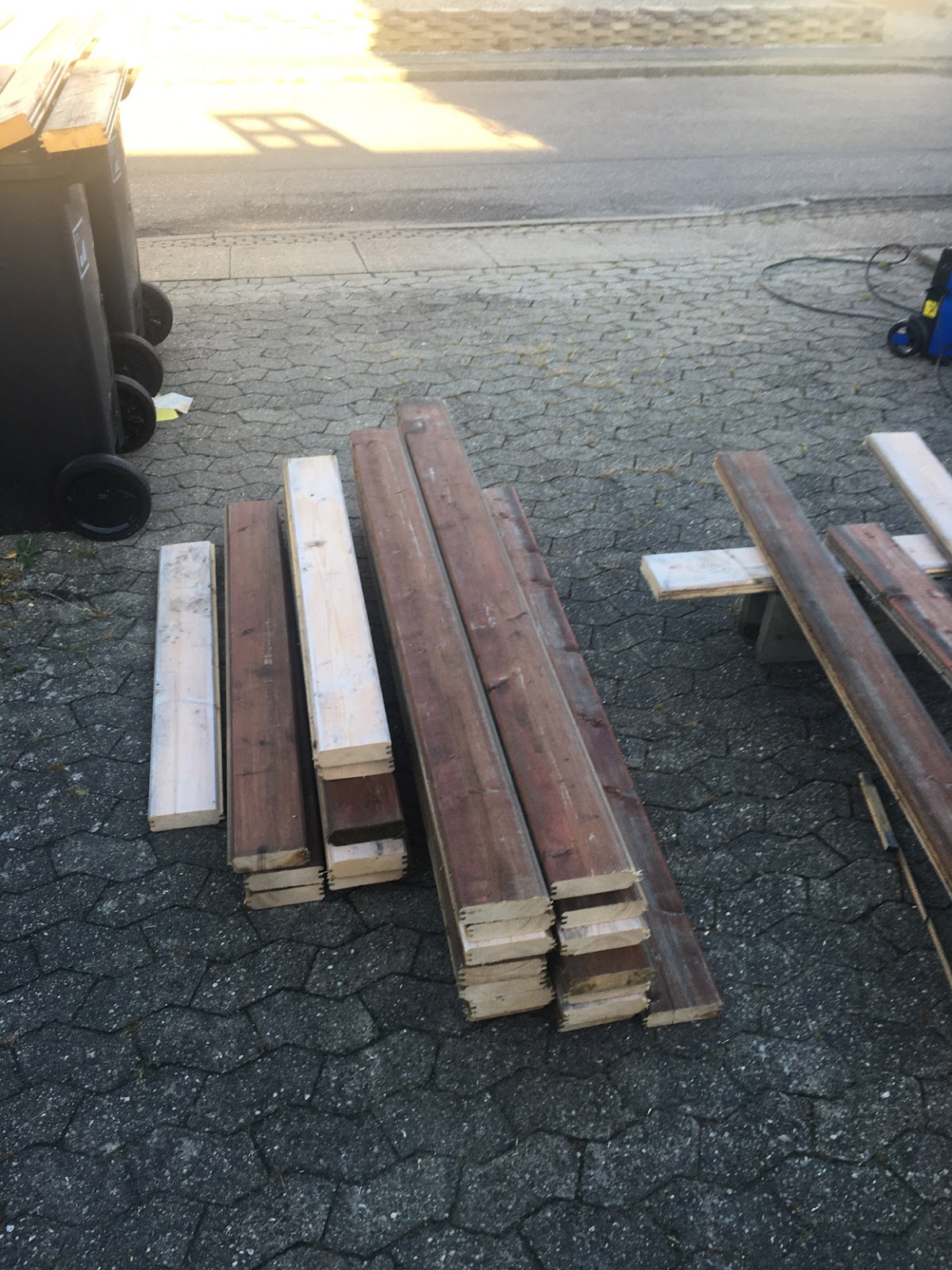 Kierrätysmateriaaleista rakennettu ulkosuihku aurinkolämmitteisellä vedellä