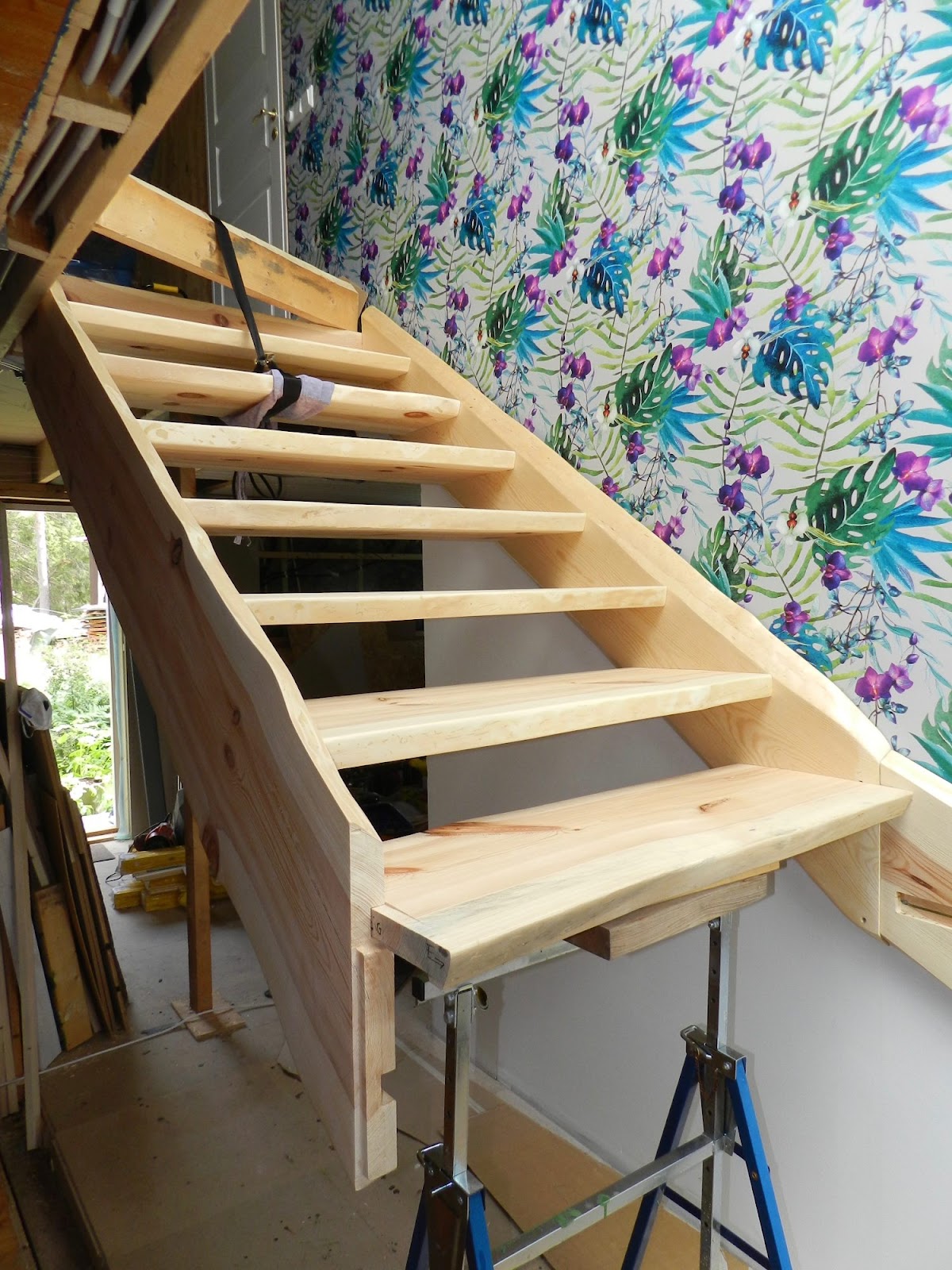 Portaat itse tehdyistä lankuista