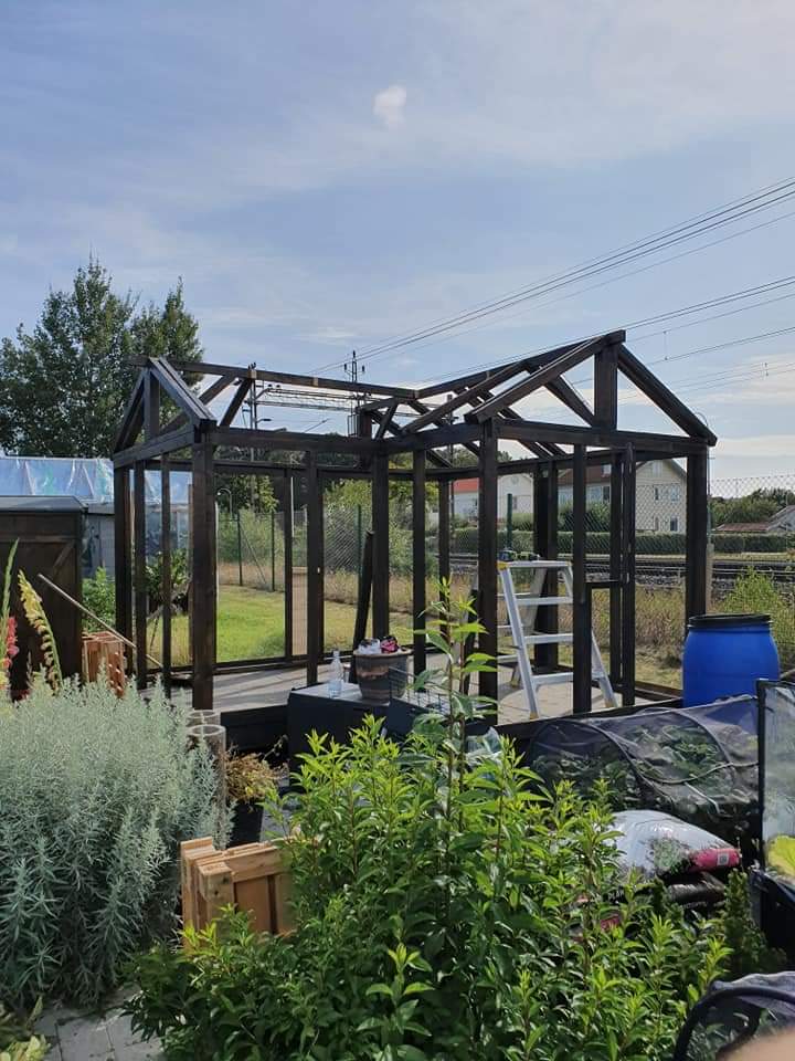 Kasvihuone pellon reunaan