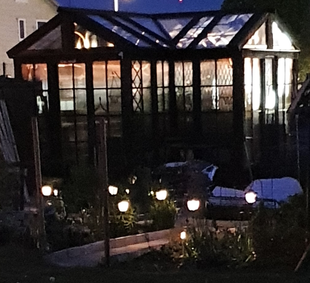 Kasvihuone pellon reunaan