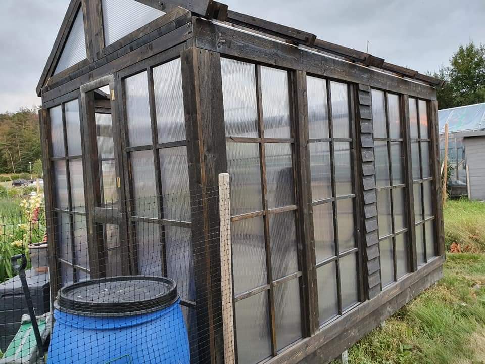 Kasvihuone pellon reunaan