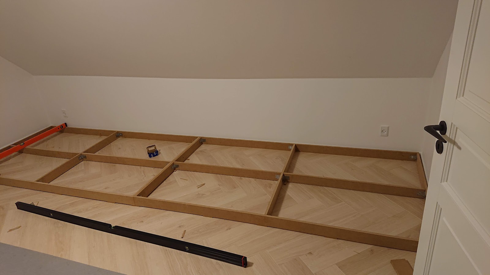 Ulosvedettävä vaatekaappi