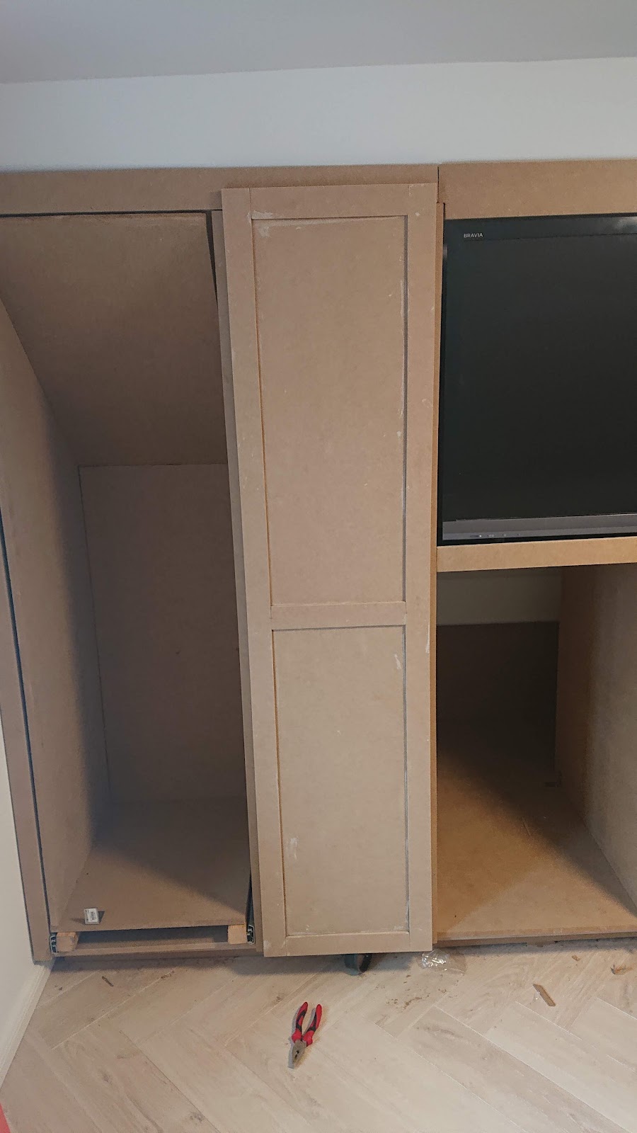 Ulosvedettävä vaatekaappi