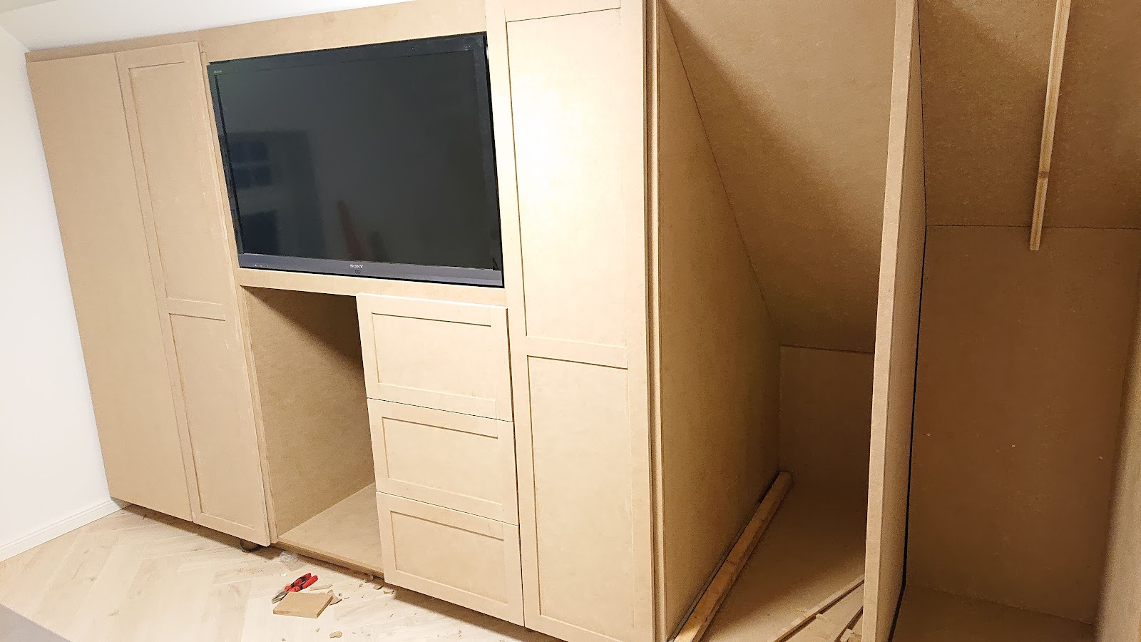 Ulosvedettävä vaatekaappi