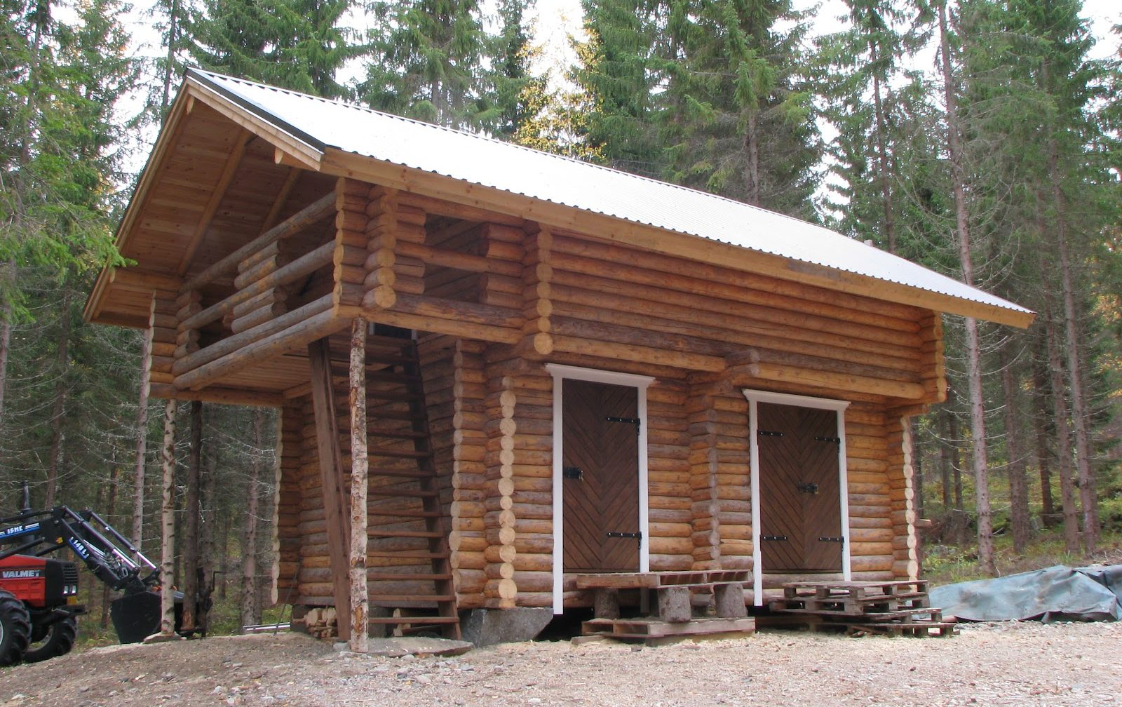 Hirsiaitta halkoliiteri varasto