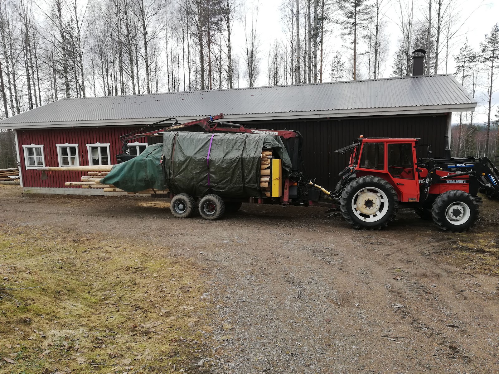 Hirsiaitta halkoliiteri varasto