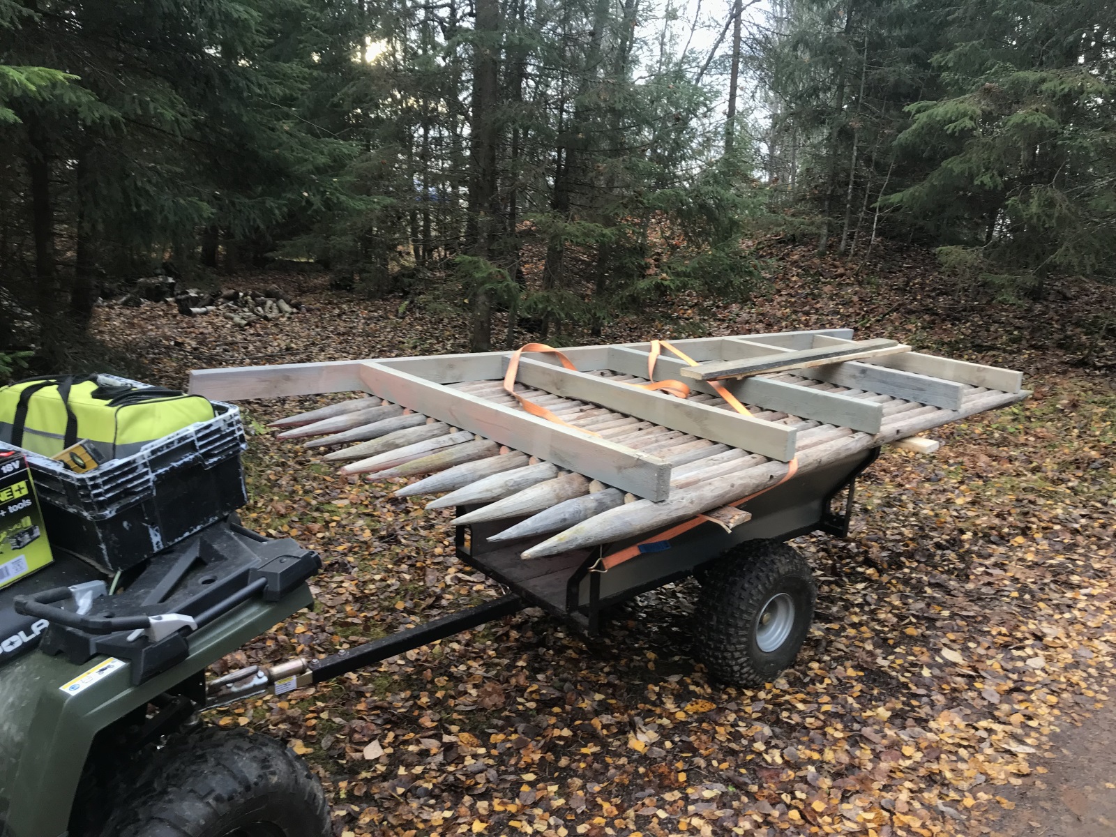 Laavu heinäseipäistä metsän rauhaan