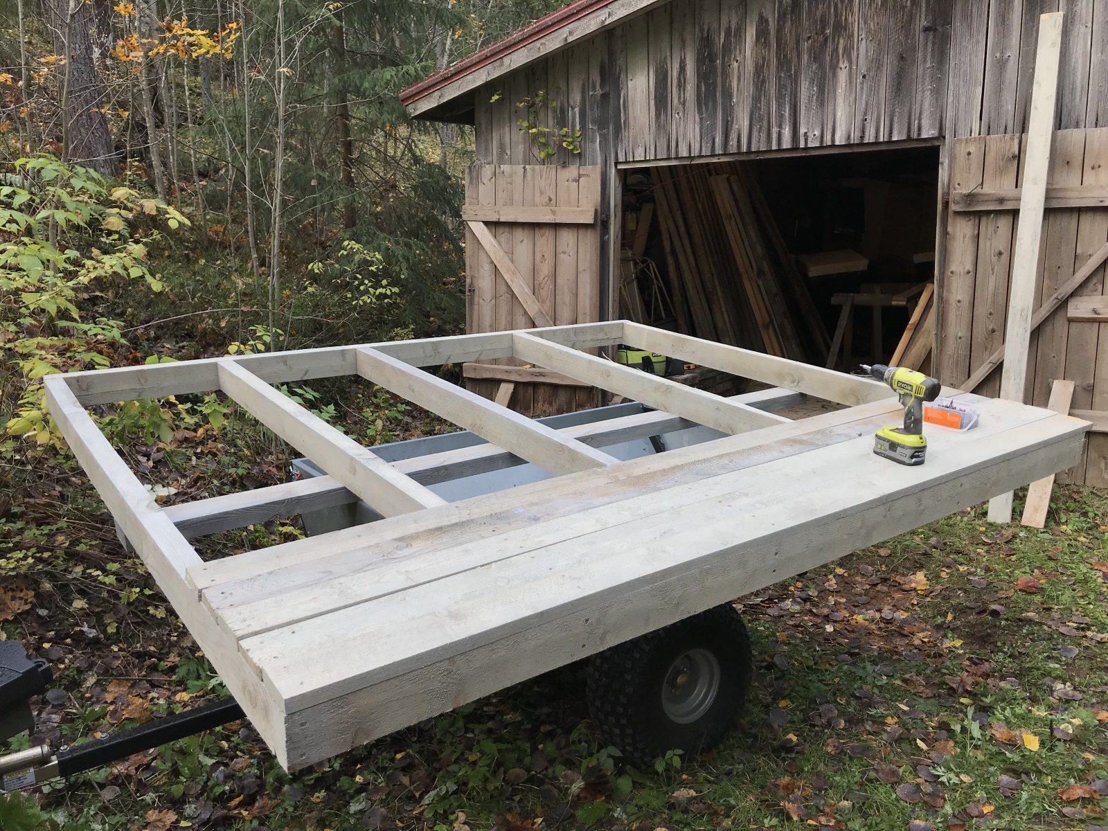 Laavu heinäseipäistä metsän rauhaan