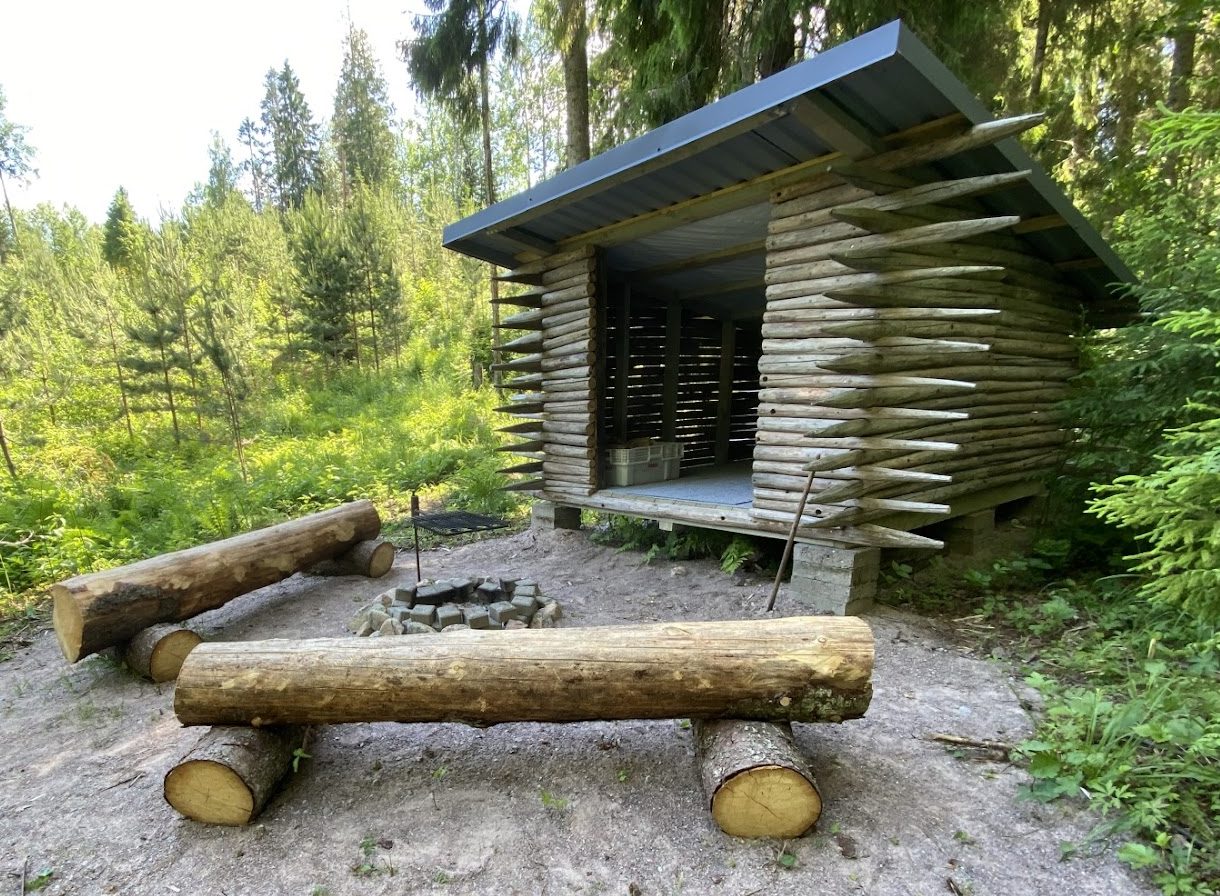 Laavu heinäseipäistä metsän rauhaan