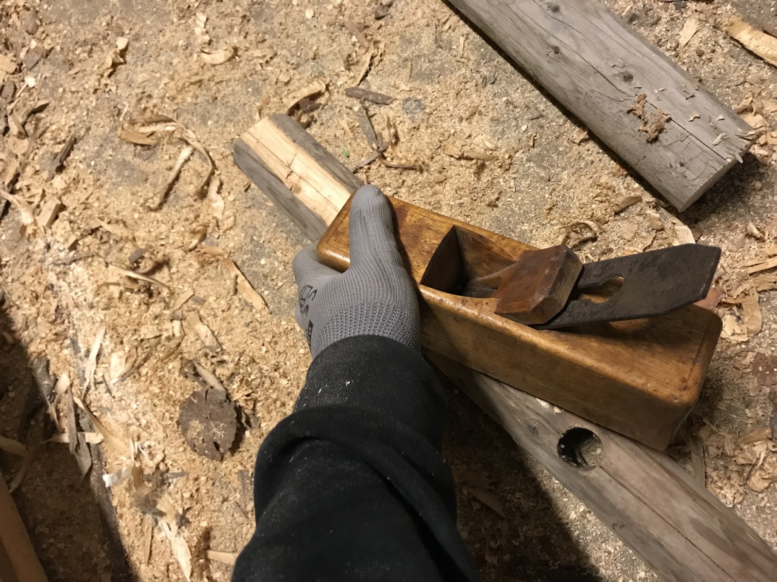 Laavu heinäseipäistä metsän rauhaan