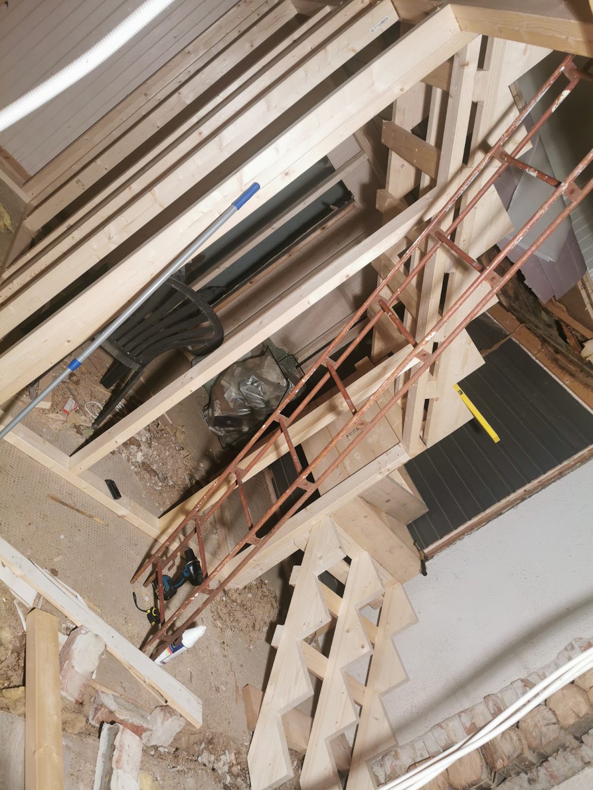 Kotitekoiset portaat hitsatuilla teräskaiteilla