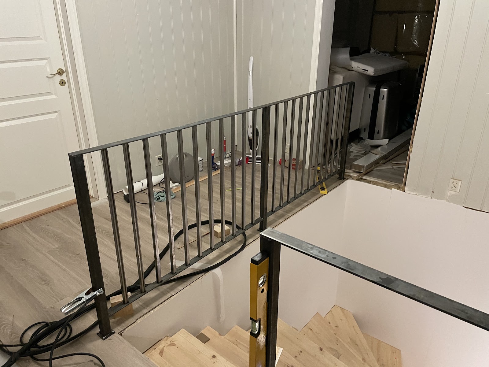 Kotitekoiset portaat hitsatuilla teräskaiteilla