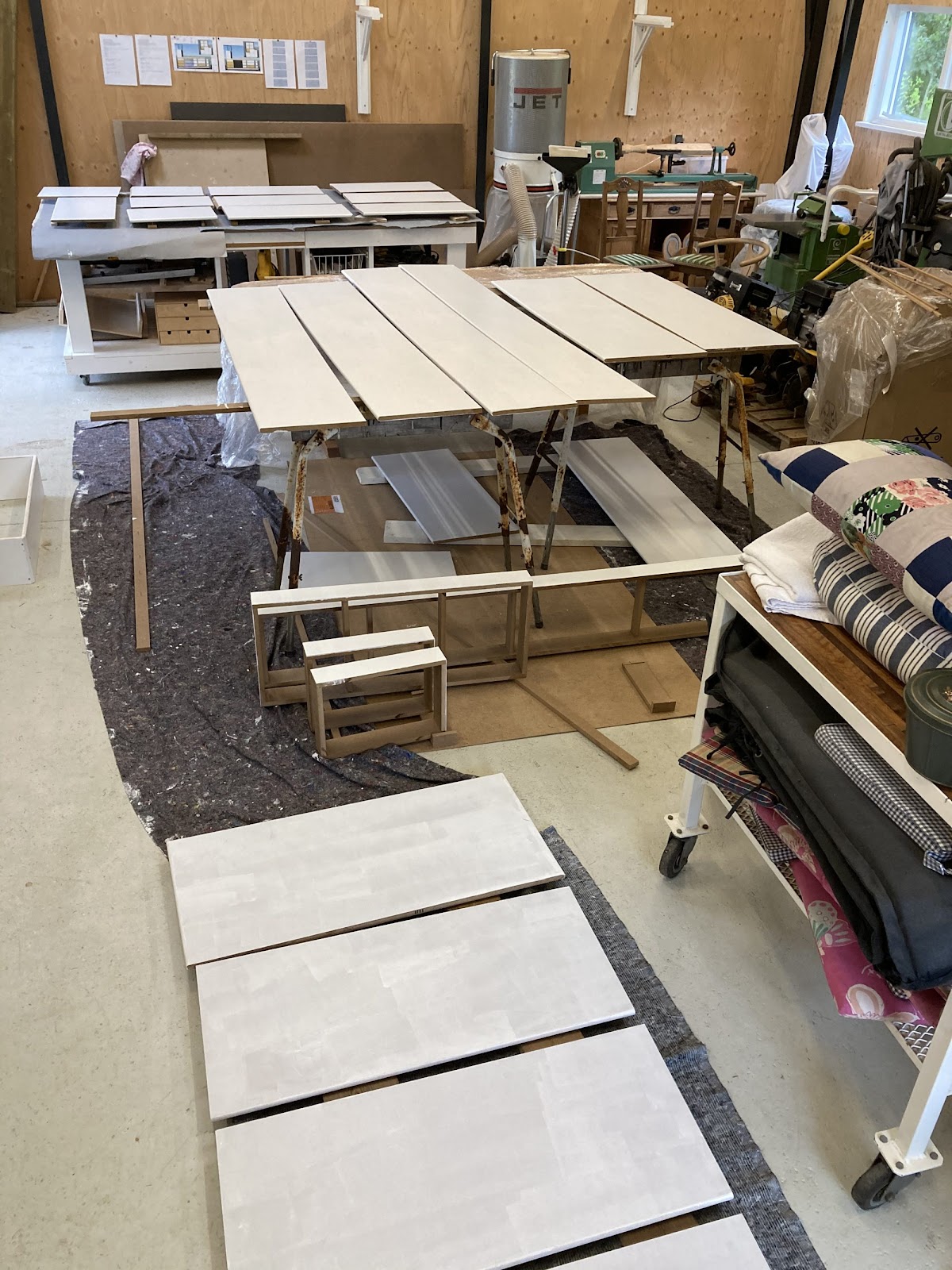 Kirjahylly portaiden kaiteena