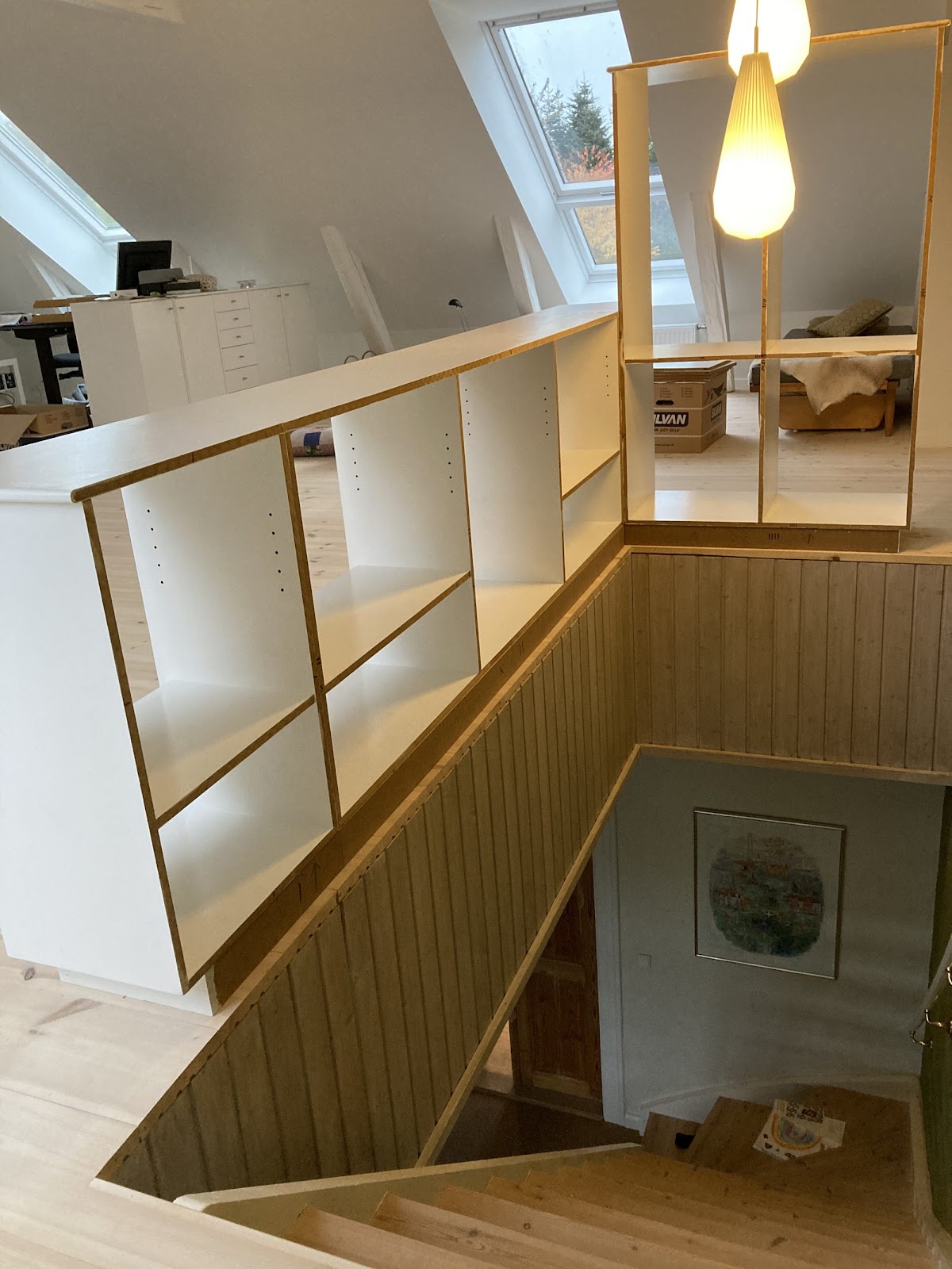 Kirjahylly portaiden kaiteena