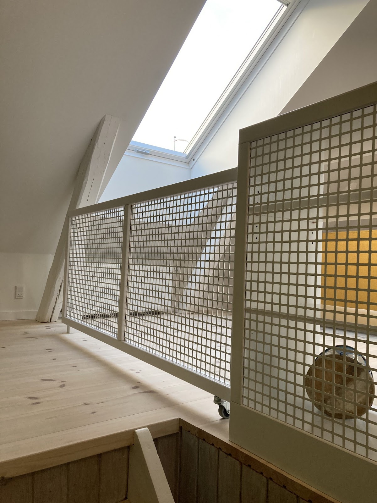 Kirjahylly portaiden kaiteena