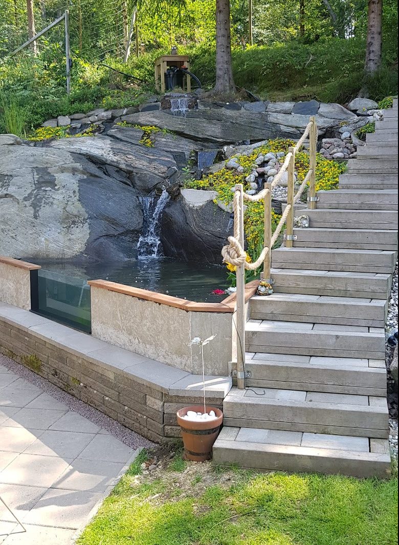 Portaat piha-altaalla ja vesiputouksella