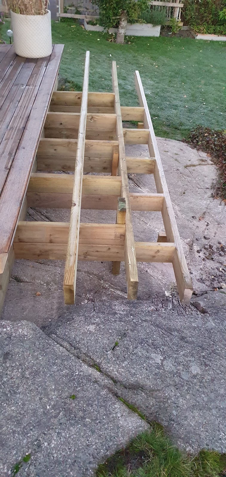 Katettu pergola amfiteatteriterassilla