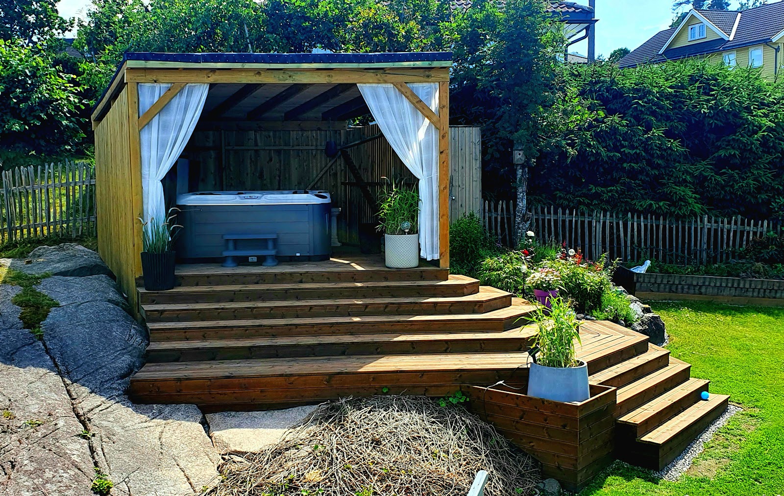 Katettu pergola amfiteatteriterassilla