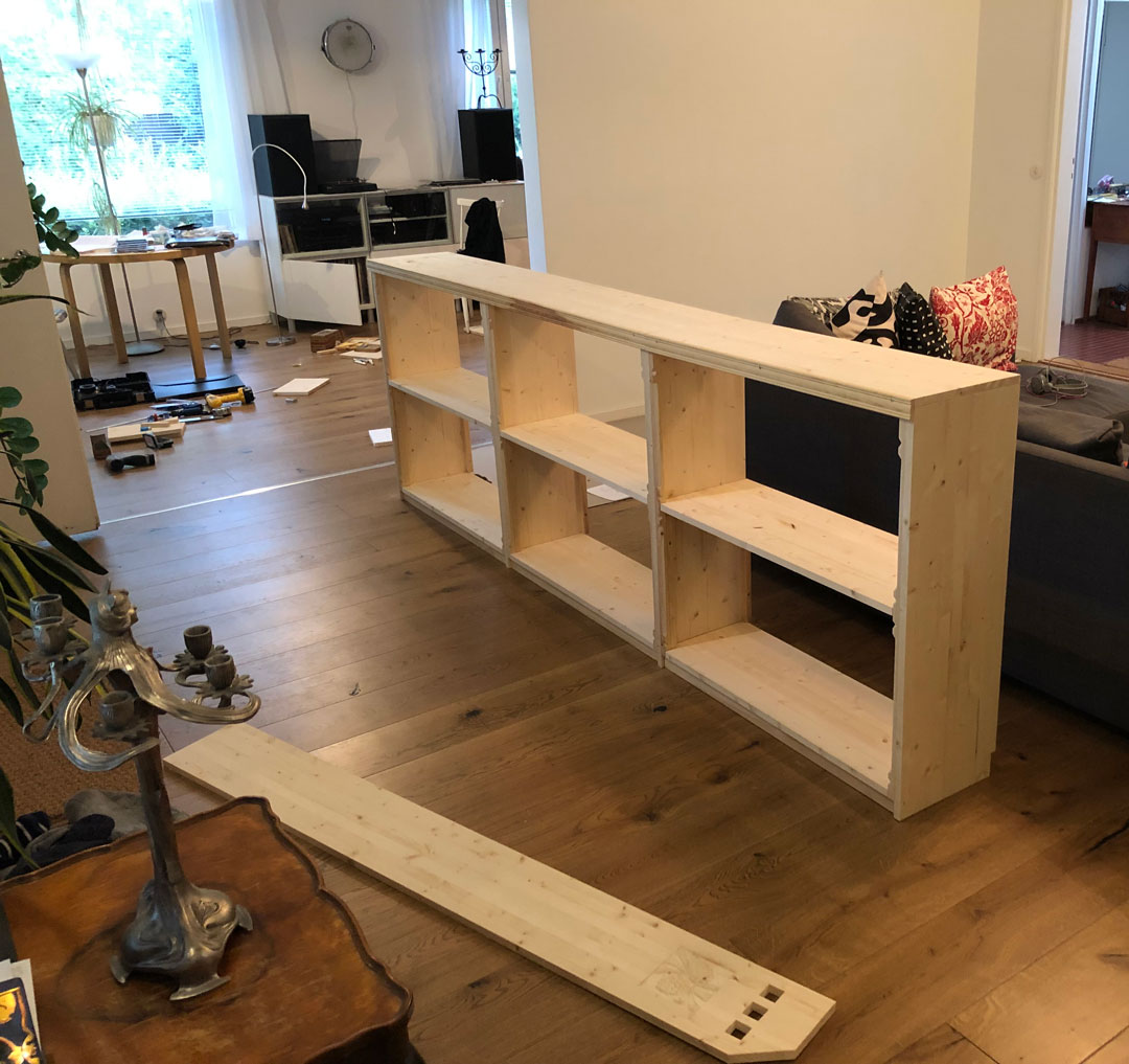 Seinän kokoinen jugend-tyylinen kirjahylly kaiverruksilla