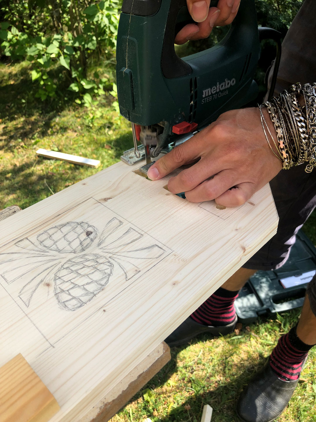 Seinän kokoinen jugend-tyylinen kirjahylly kaiverruksilla