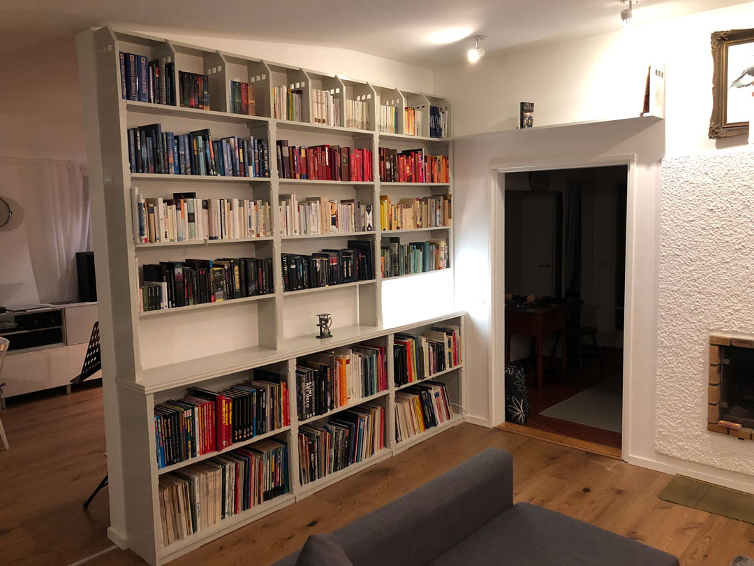 Seinän kokoinen jugend-tyylinen kirjahylly kaiverruksilla