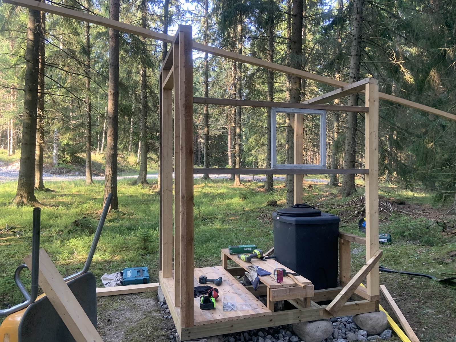 Huussi käsin alusta loppuun