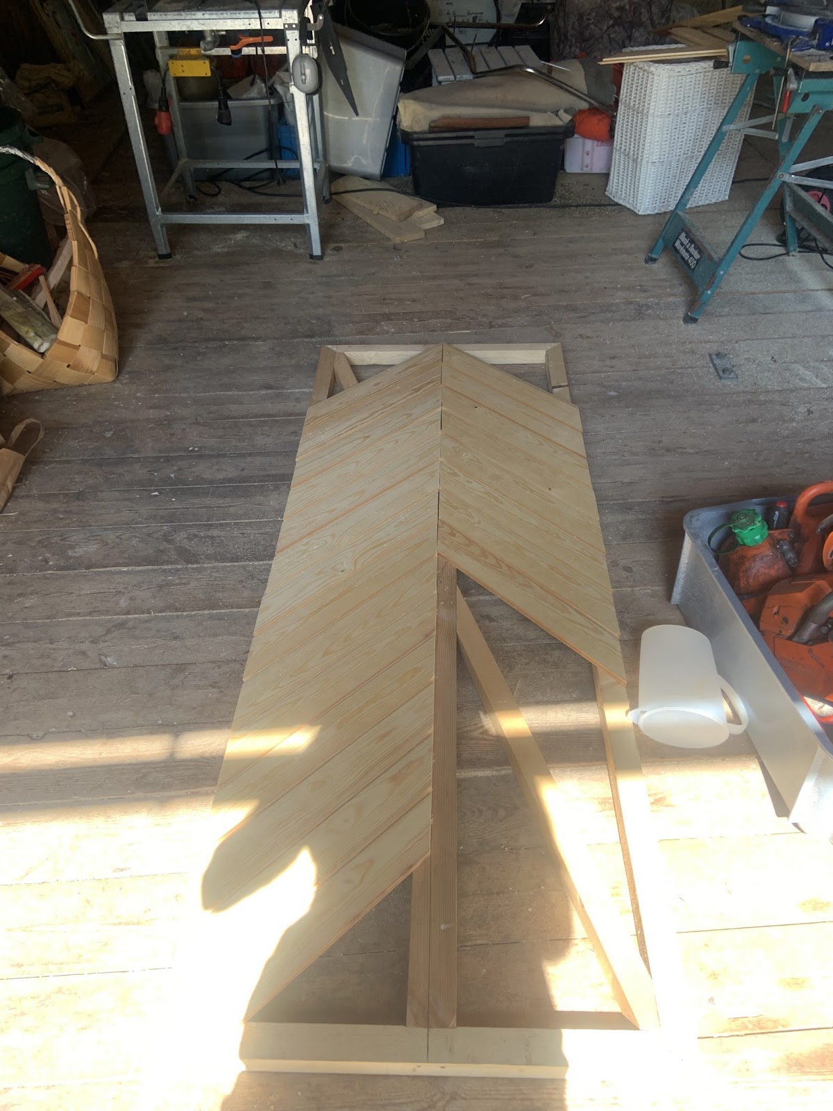 Huussi käsin alusta loppuun