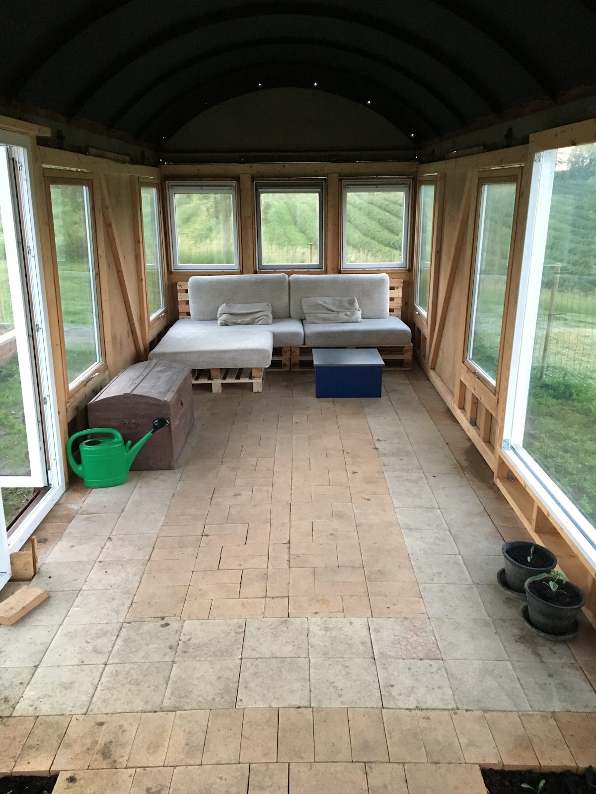 Puutarhatalo vanhasta tavaravaunusta