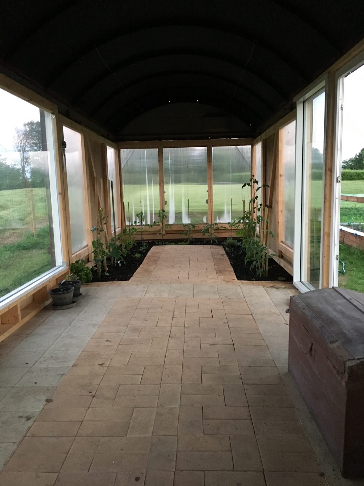 Puutarhatalo vanhasta tavaravaunusta