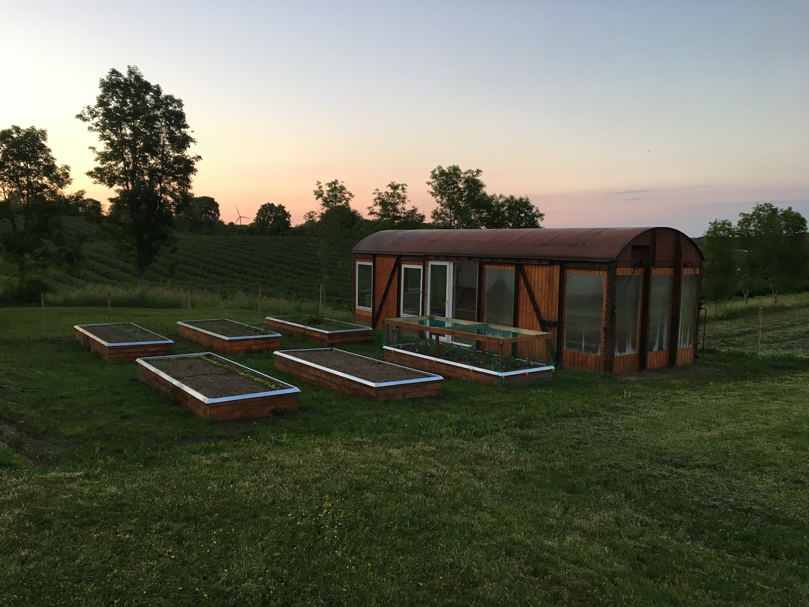 Puutarhatalo vanhasta tavaravaunusta