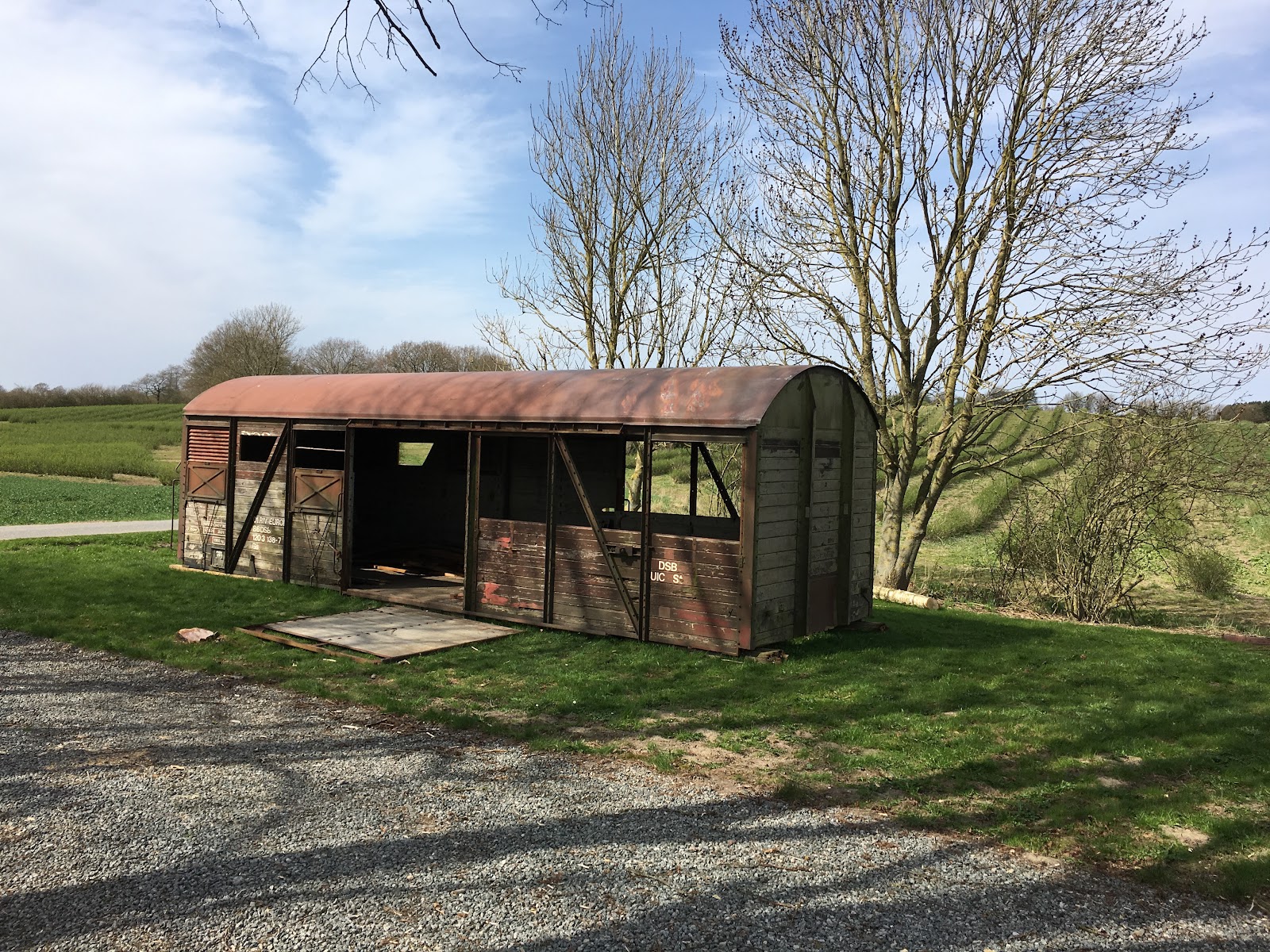 Puutarhatalo vanhasta tavaravaunusta