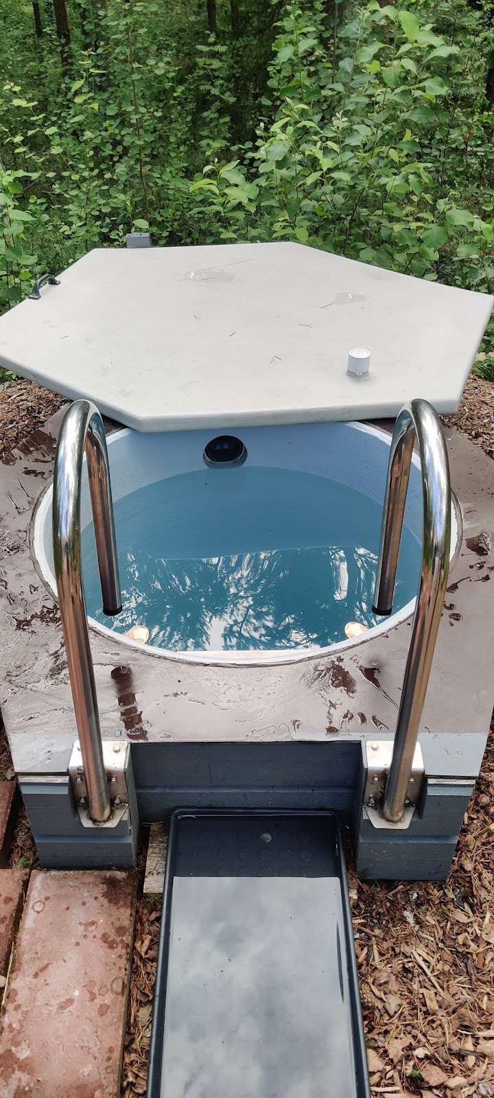 Kylmävesiallas pihasaunan yhteyteen