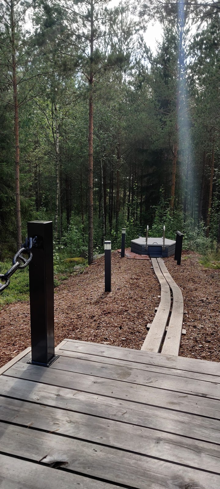 Kylmävesiallas pihasaunan yhteyteen