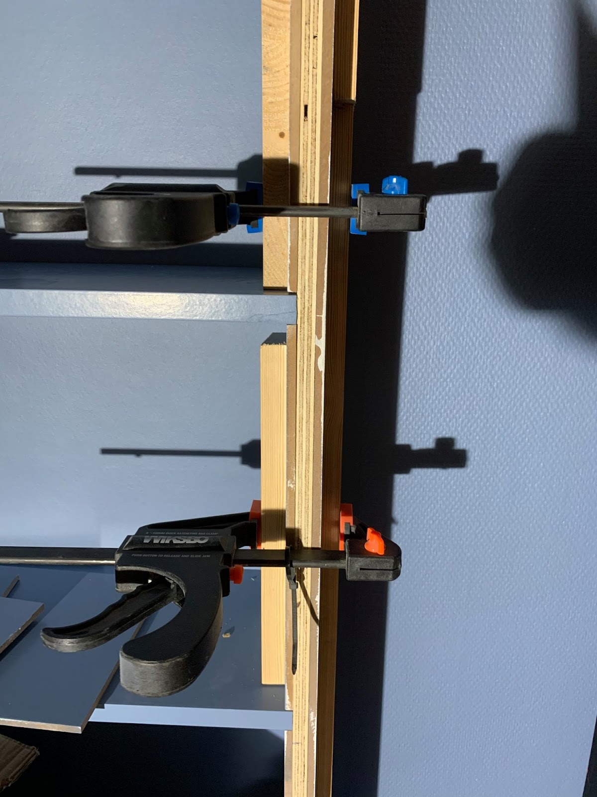 Paikalla rakennettu kirjahylly