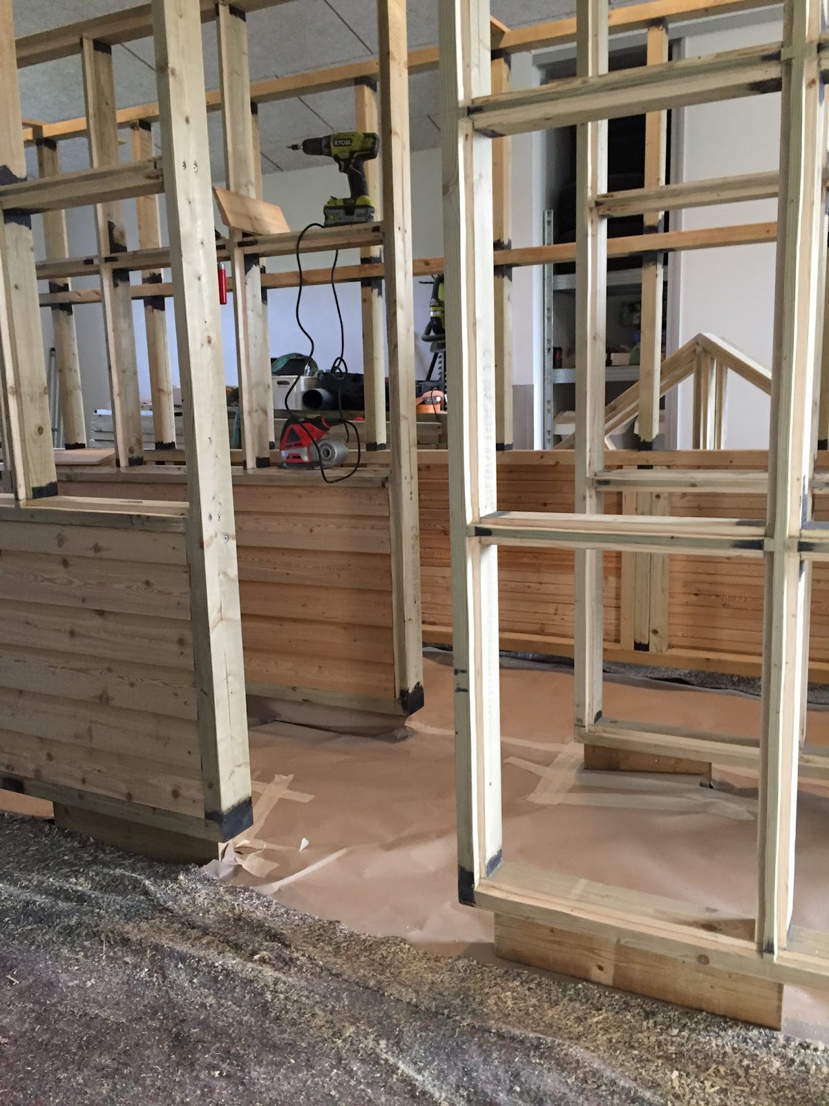 Puuterassi ja puinen kasvihuone