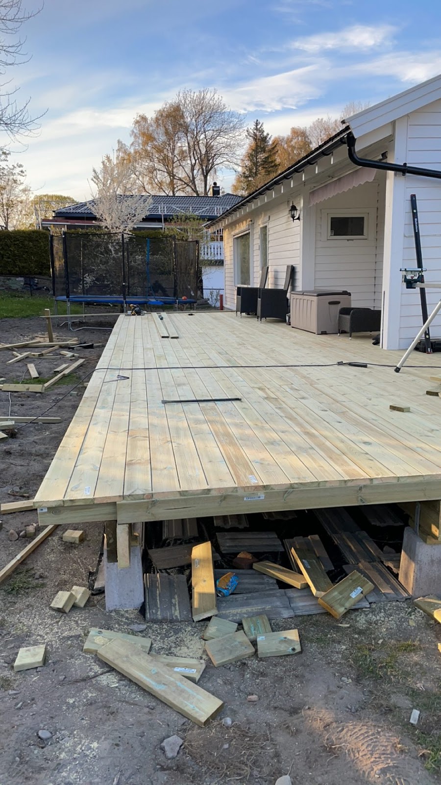 Uusi terassi ja kukkalaatikot