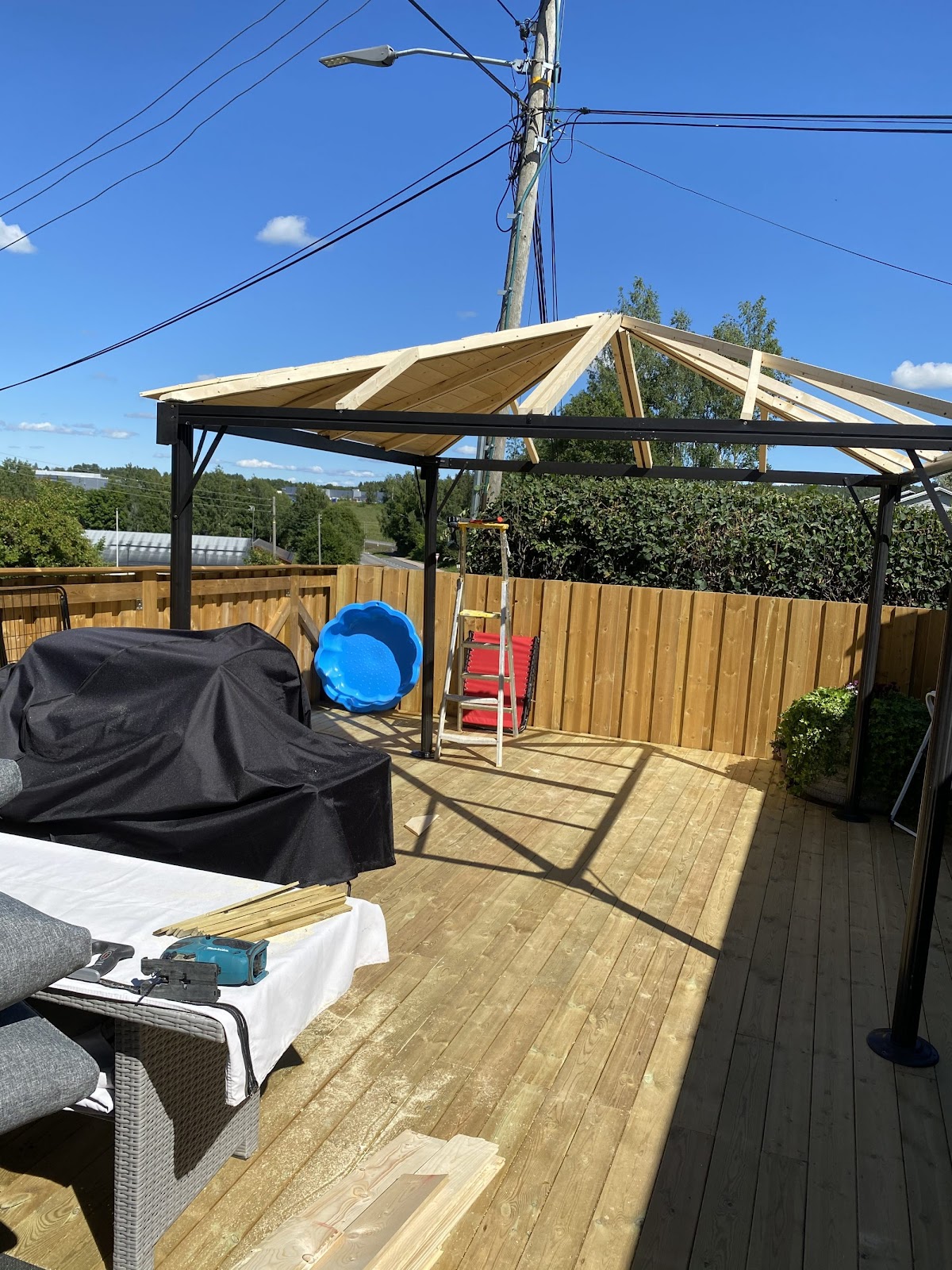 Huvimaja kovalla katolla