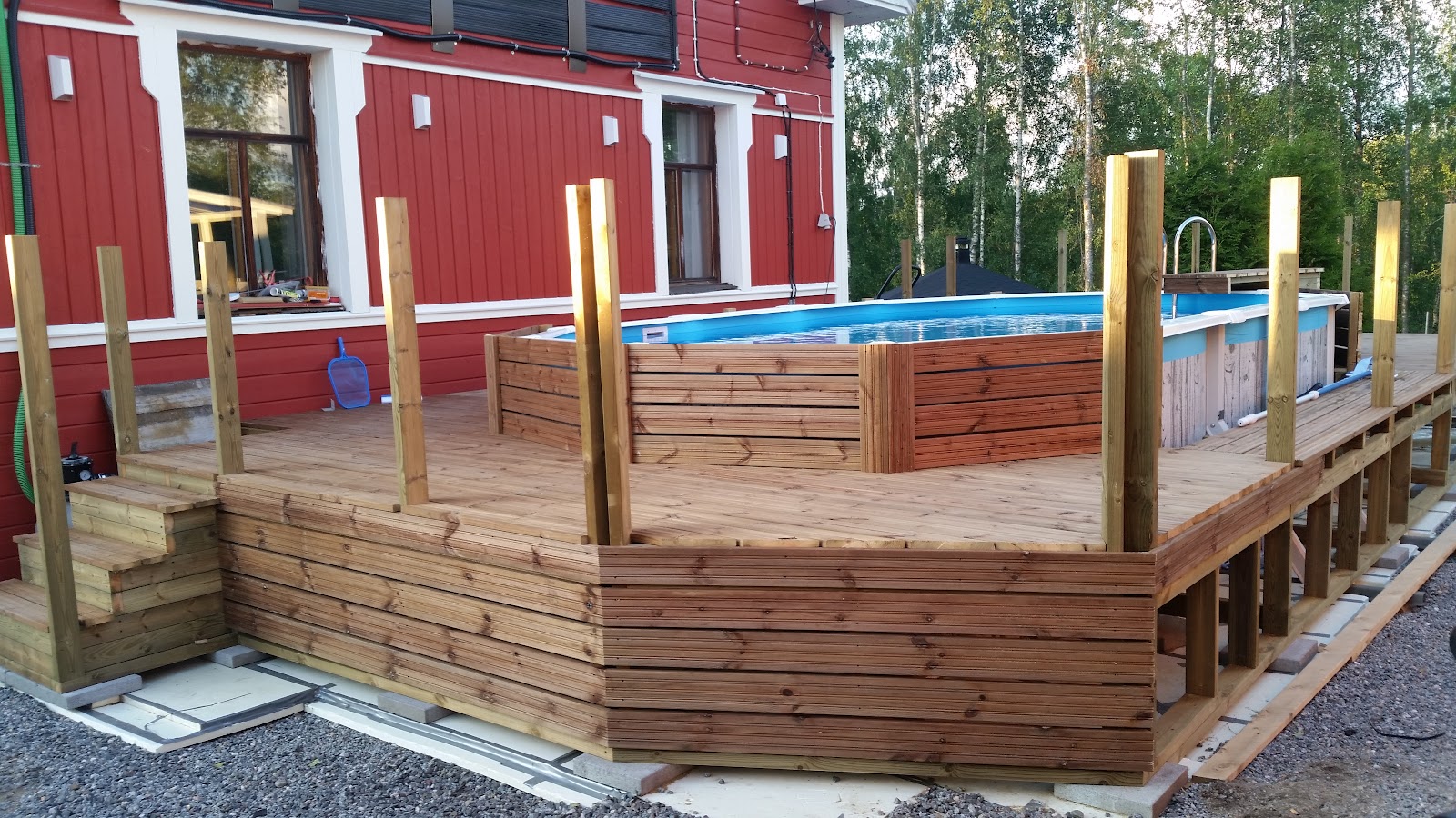 Uima-allas ja terassi