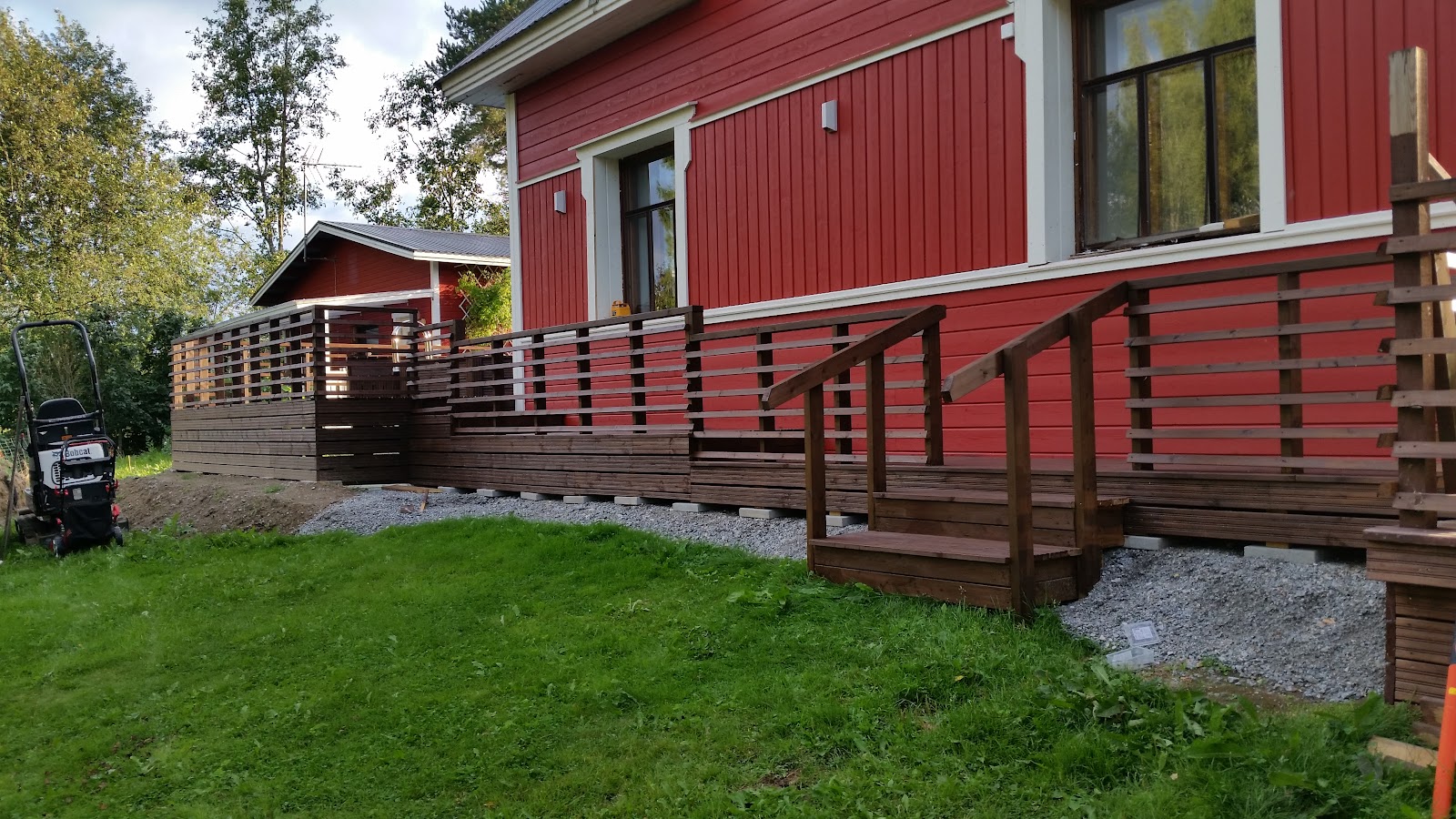 Uima-allas ja terassi