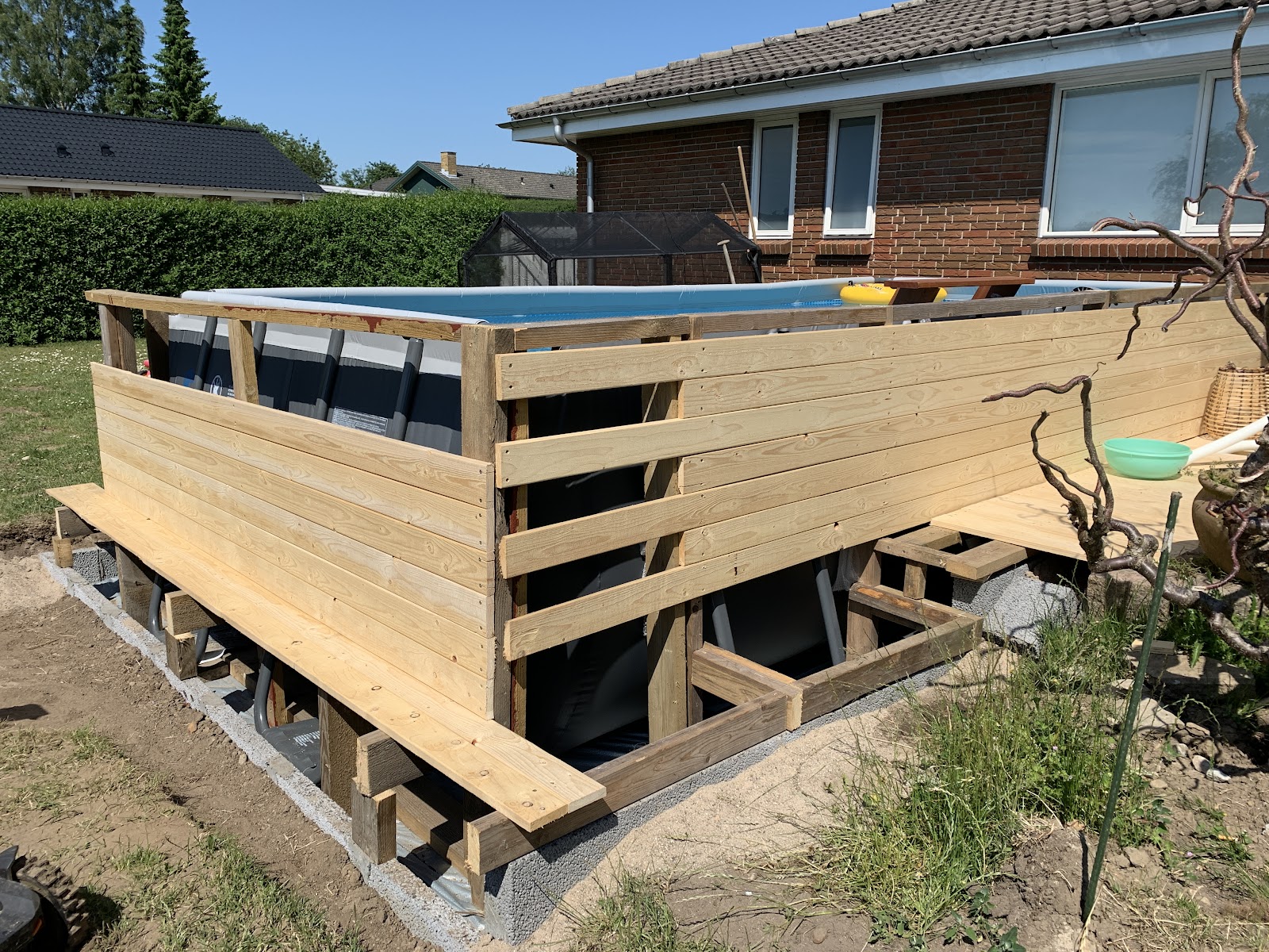 Trooppinen terassi uima-altaalla