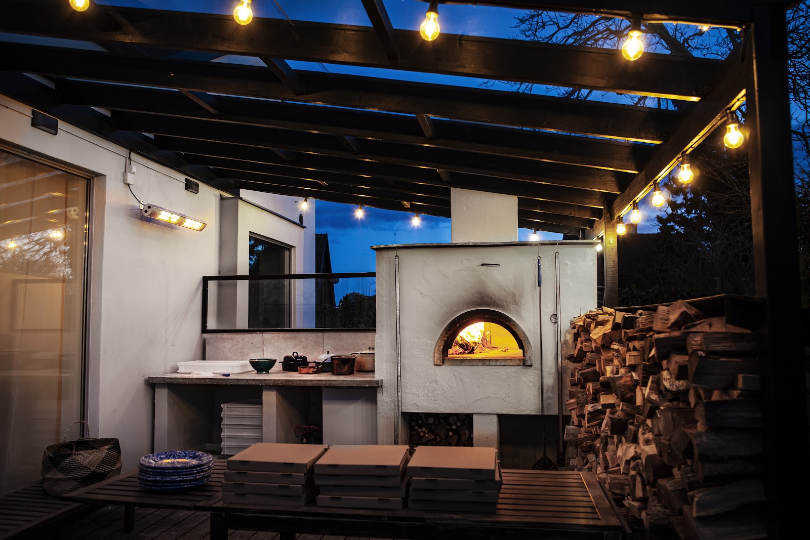 Ainutlaatuinen pizzauuni lasikatoksella