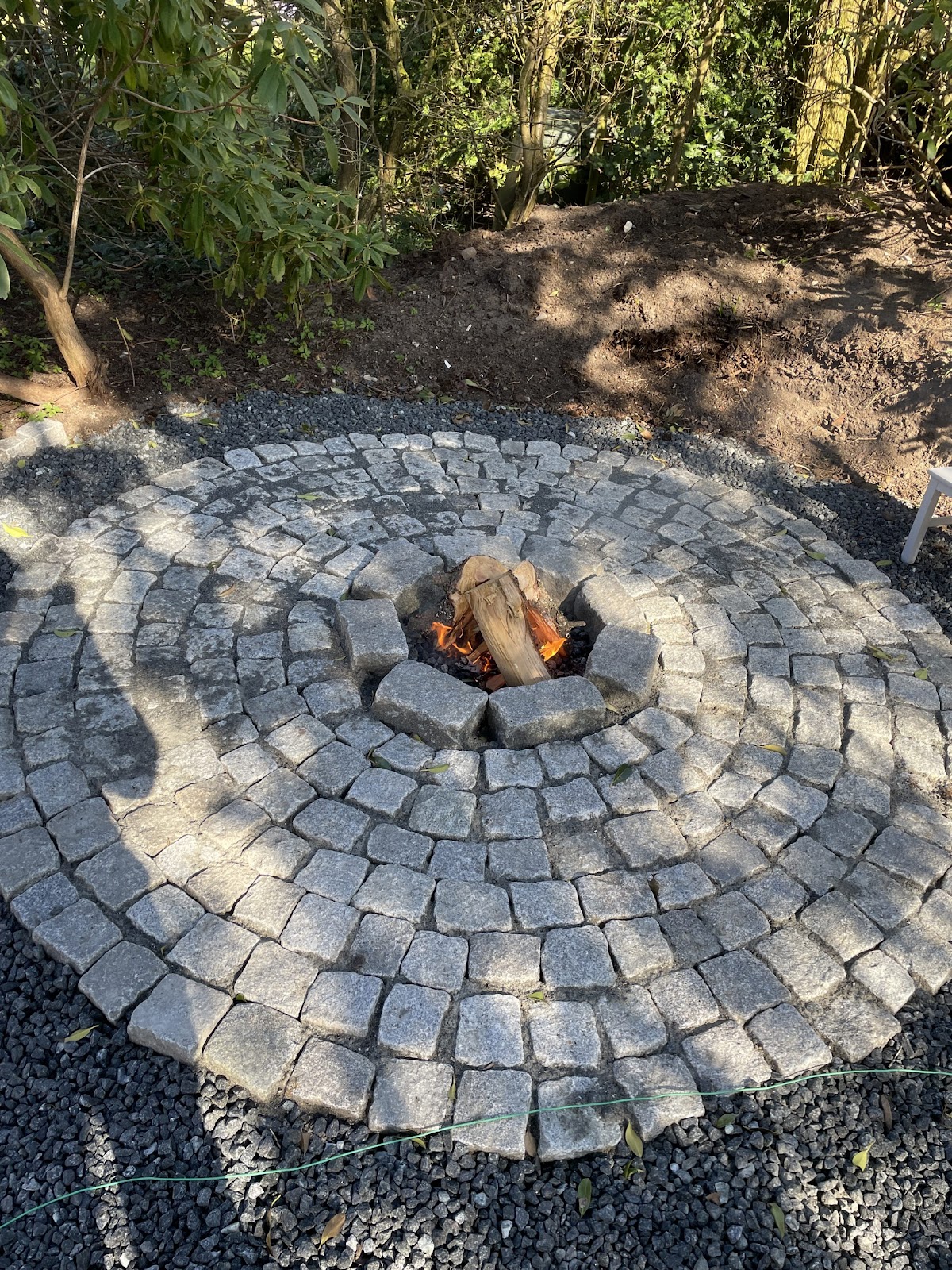 Nuotiopaikka puutarhassa