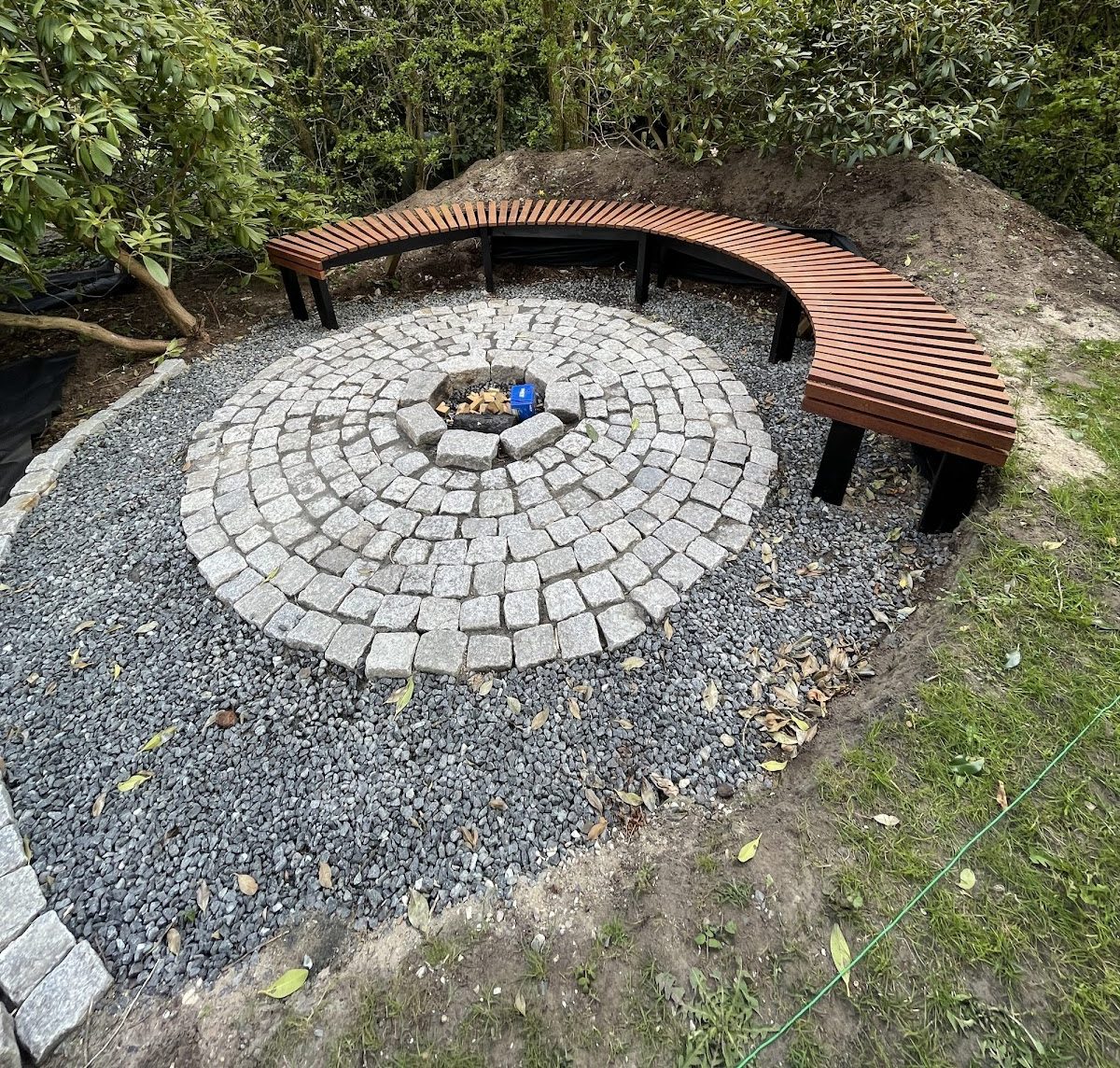 Nuotiopaikka puutarhassa