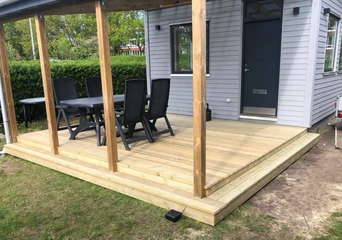 Uusi puinen terassi