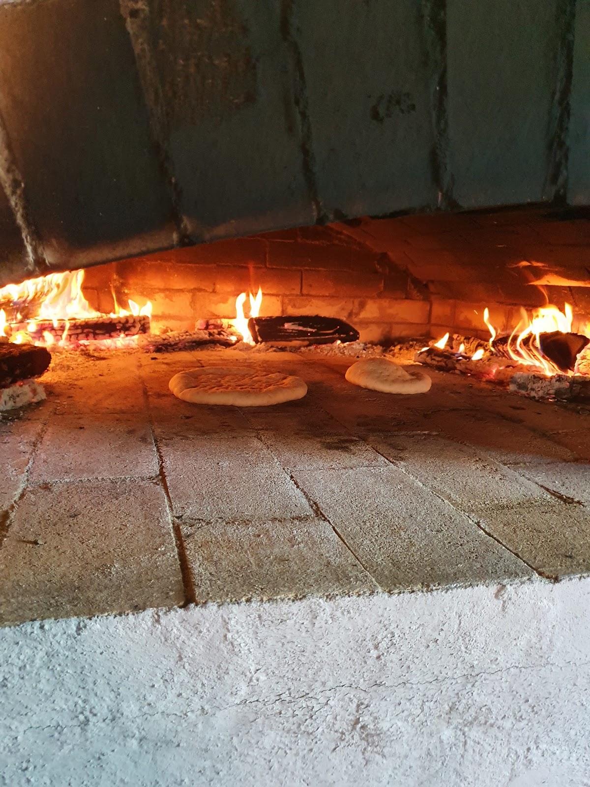 Leipomo puulämmitteisellä uunilla