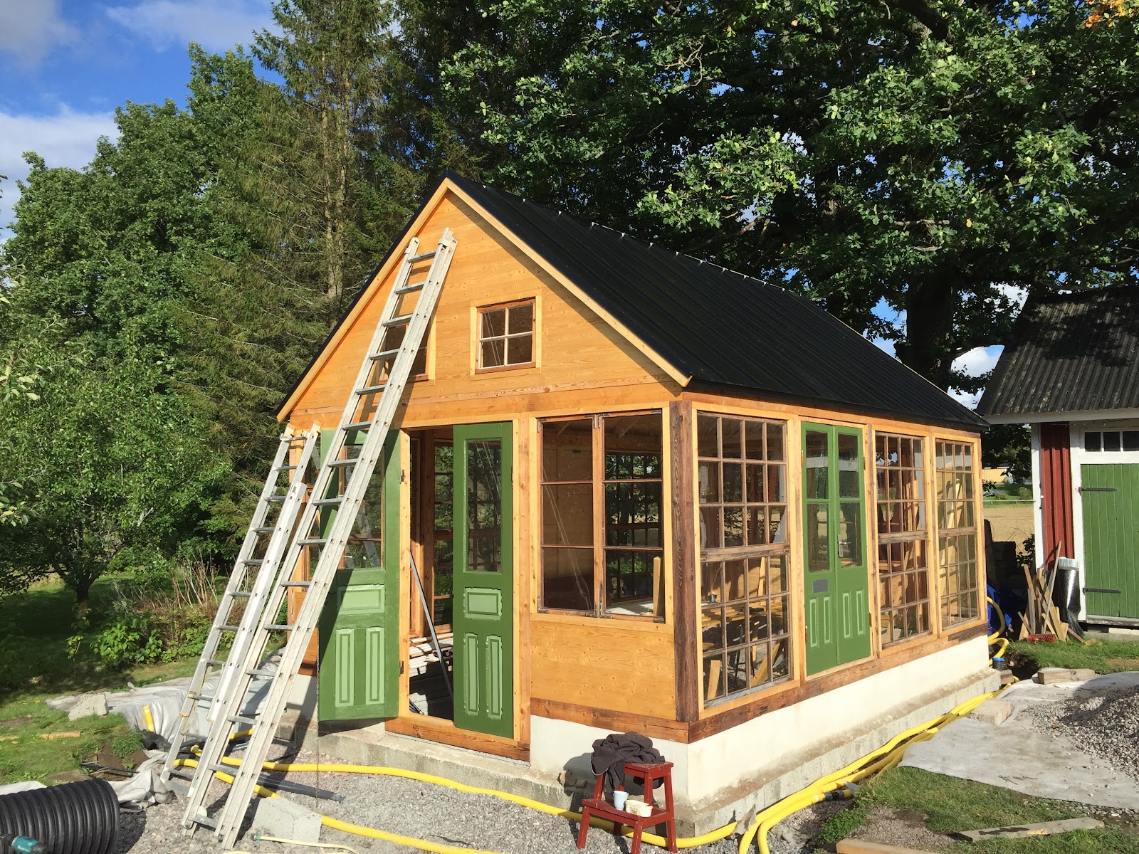 Unelmien kasvihuone vanhoista ikkunoista