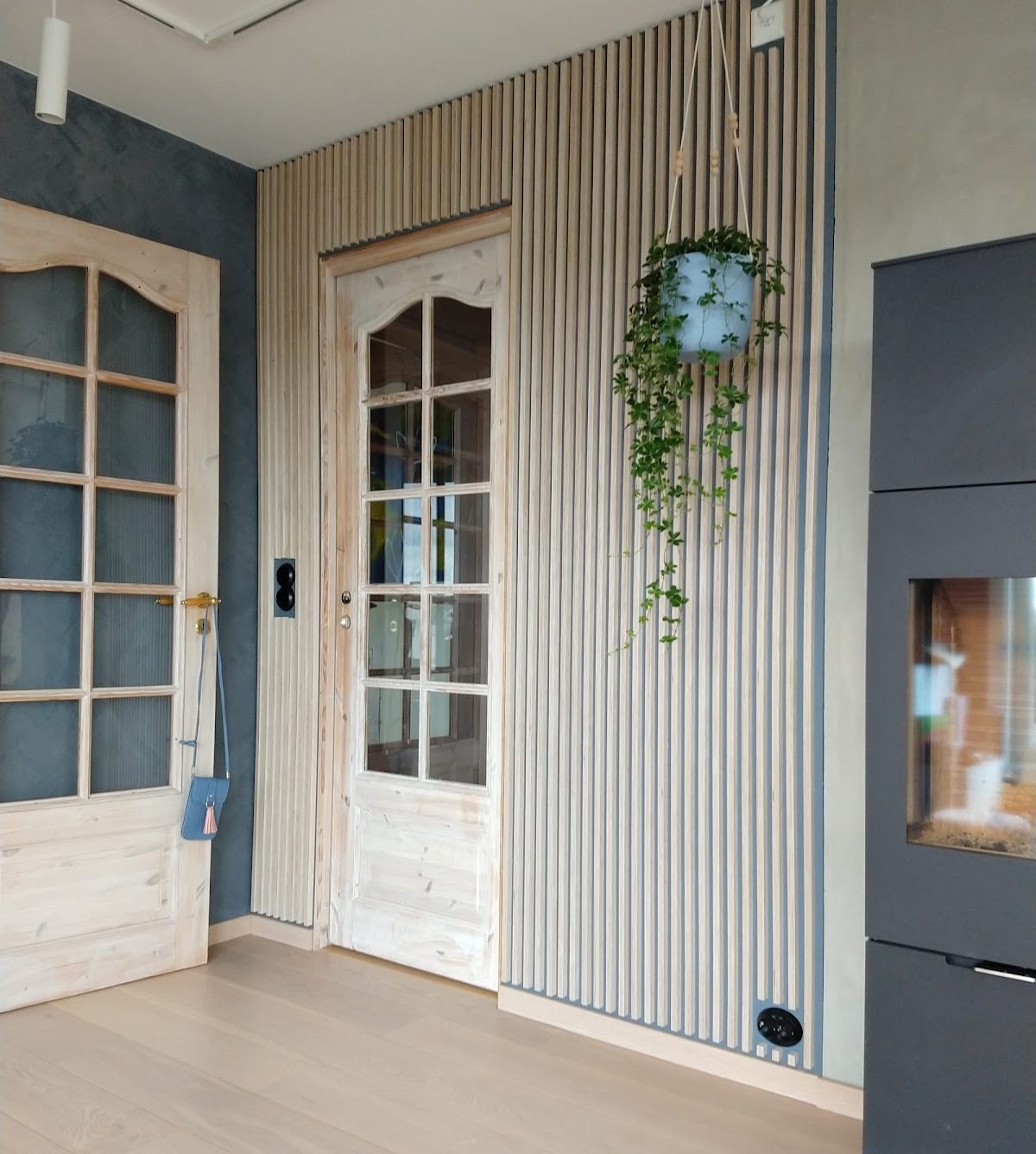 Olohuoneen seinä vanerista