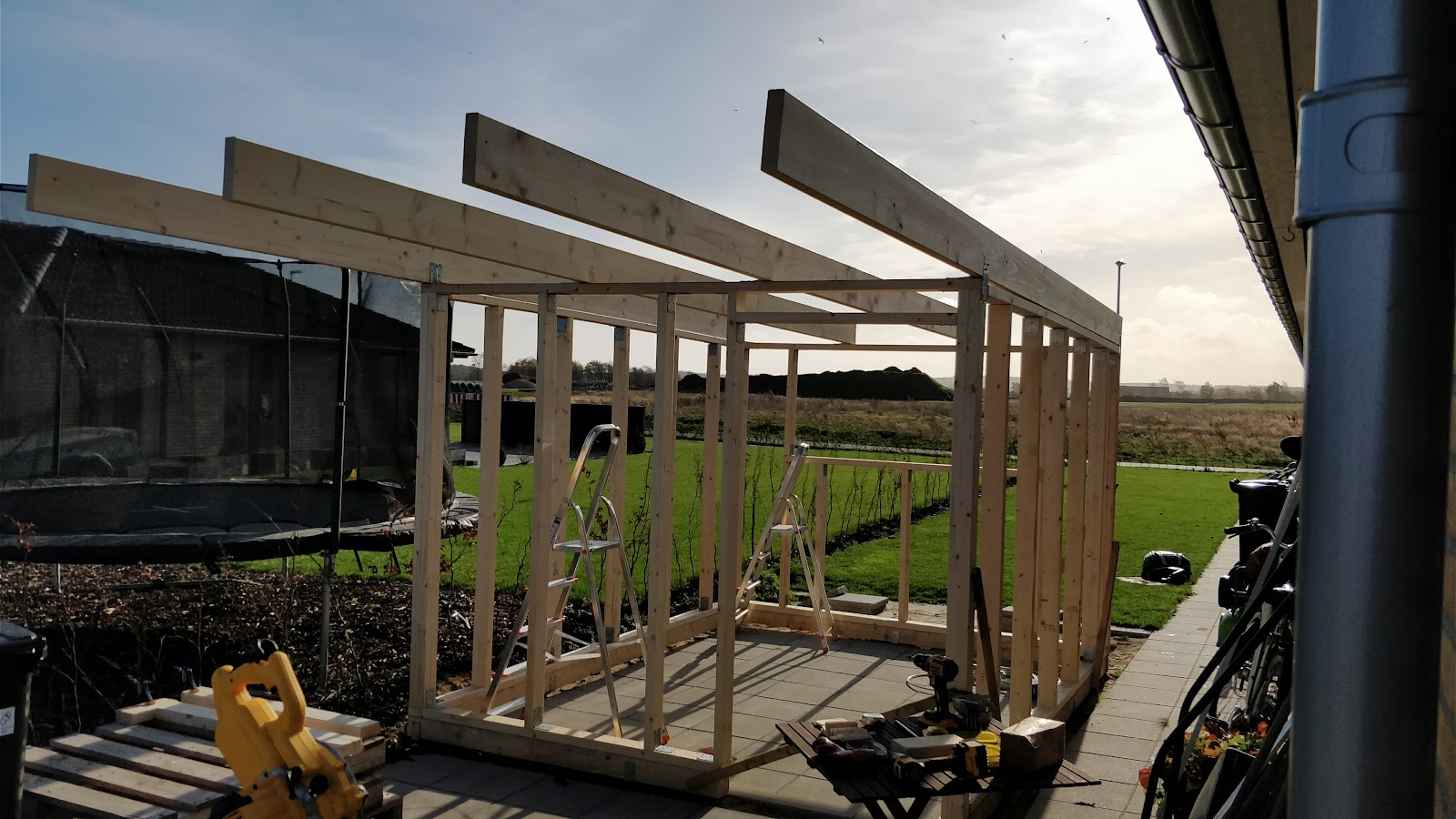 Uusi ulkovarasto katoksella